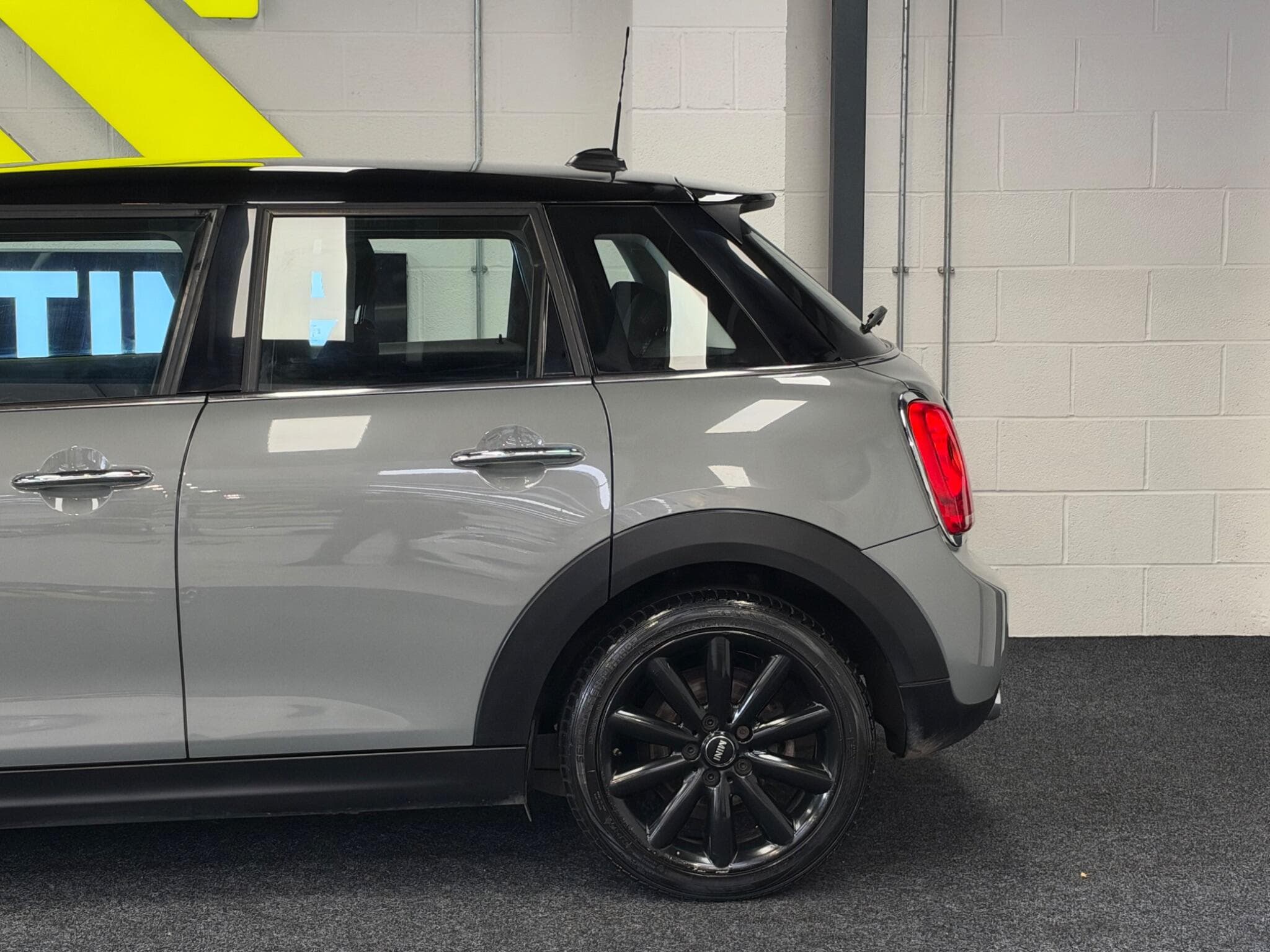 2016 MINI Hatch - Thumbnail 25