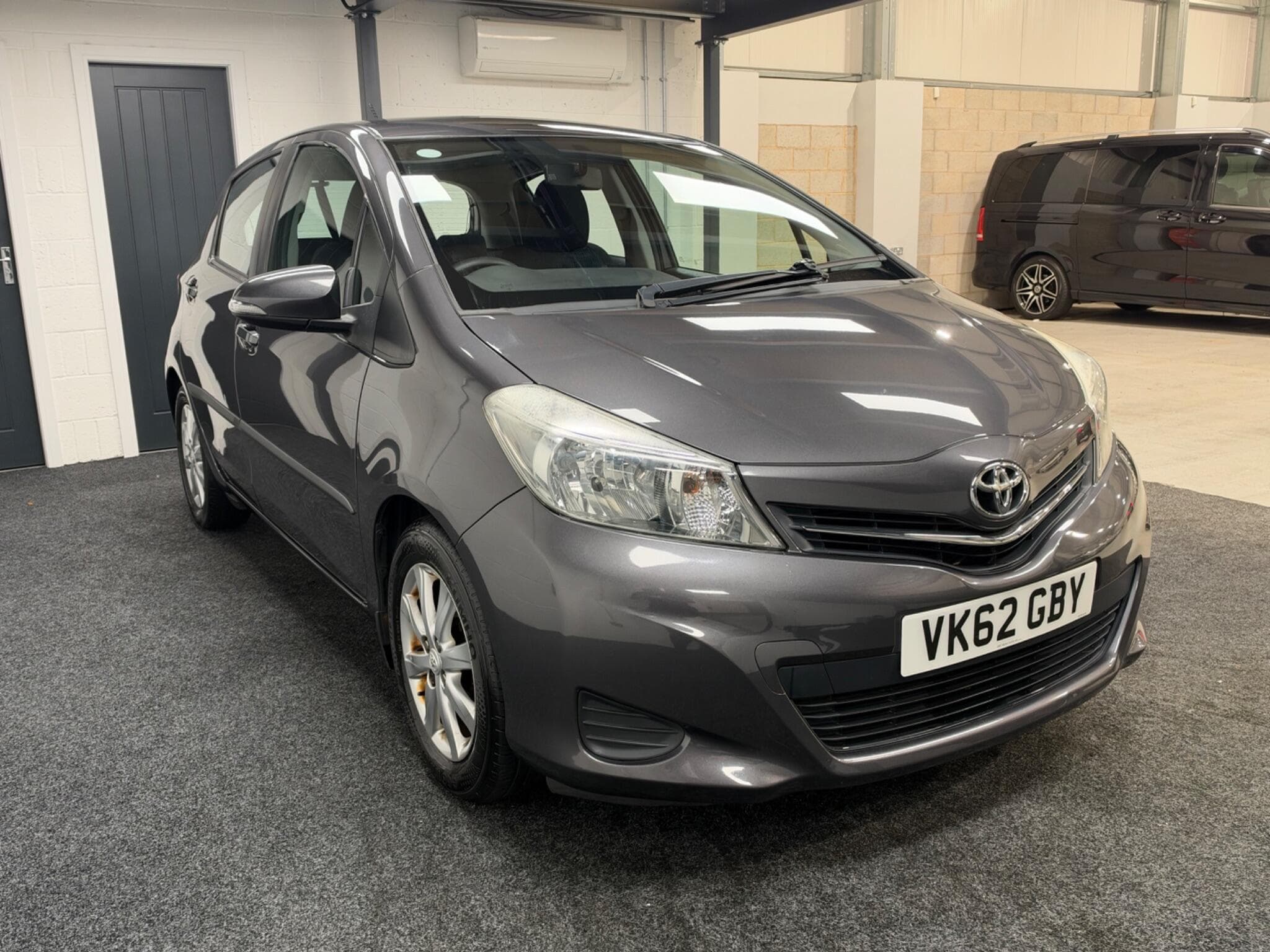 2012 Toyota Yaris - Thumbnail 2