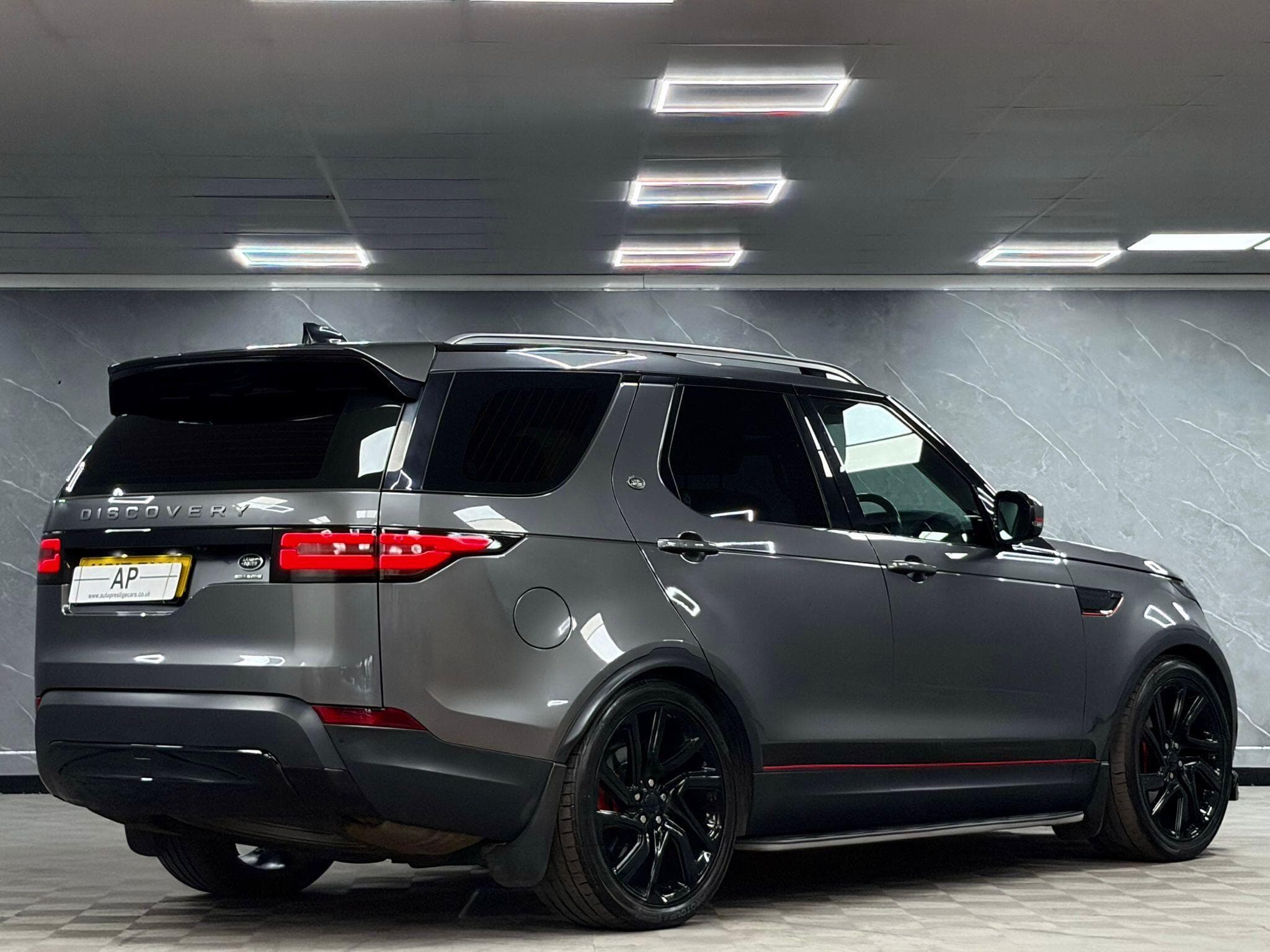 2017 Land Rover Discovery - Thumbnail 16