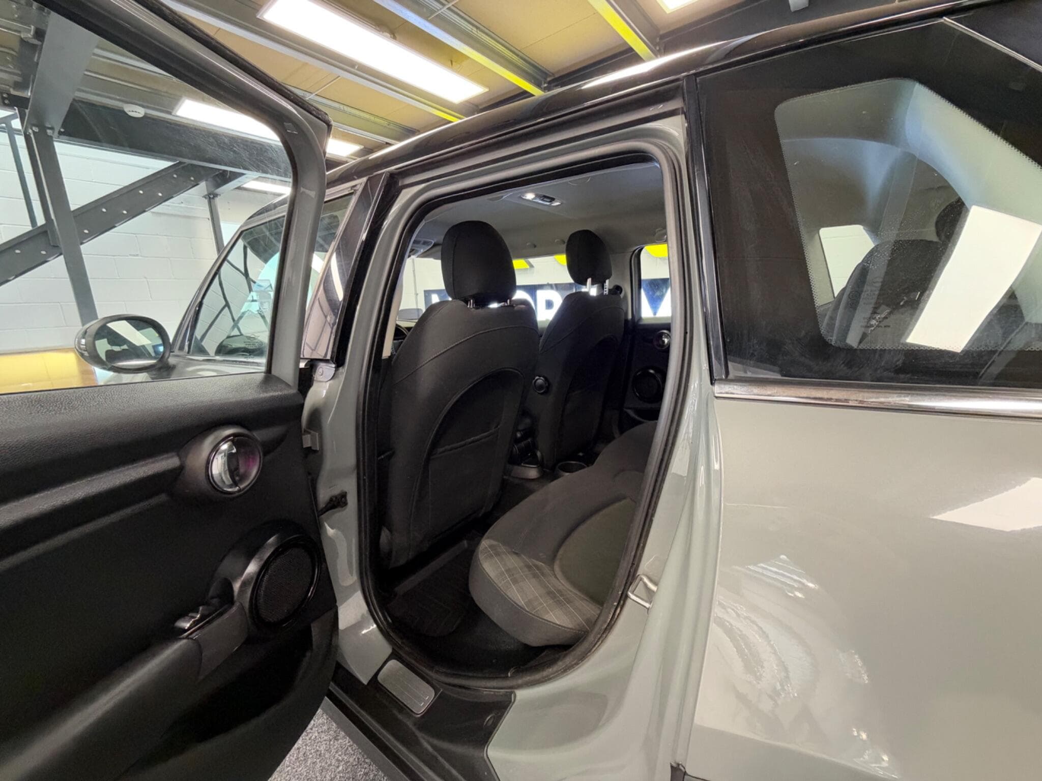 2016 MINI Hatch - Thumbnail 24