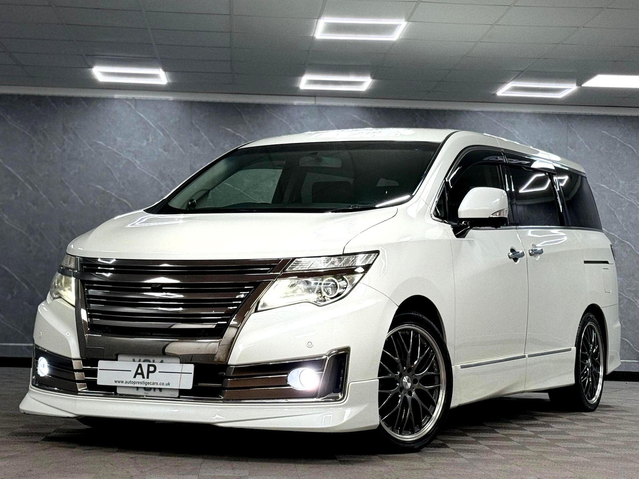 2014 Nissan Elgrand - Thumbnail 4