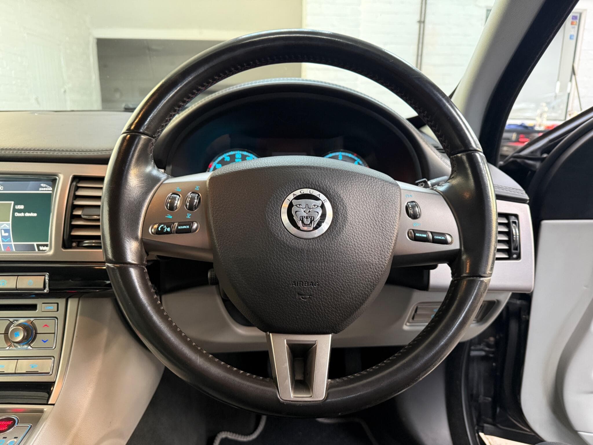 2011 Jaguar XF - Thumbnail 21