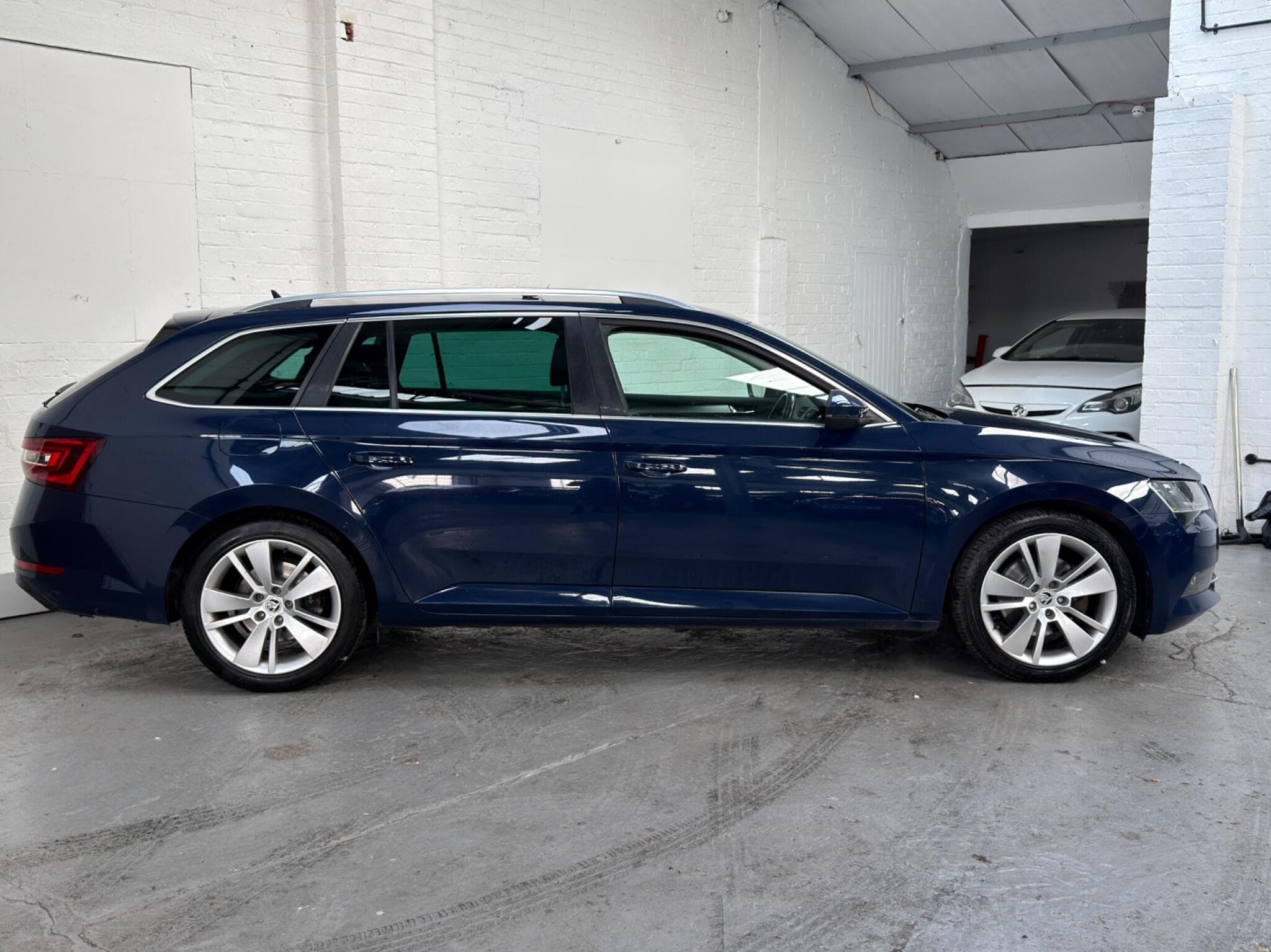 2016 Skoda Superb - Thumbnail 9