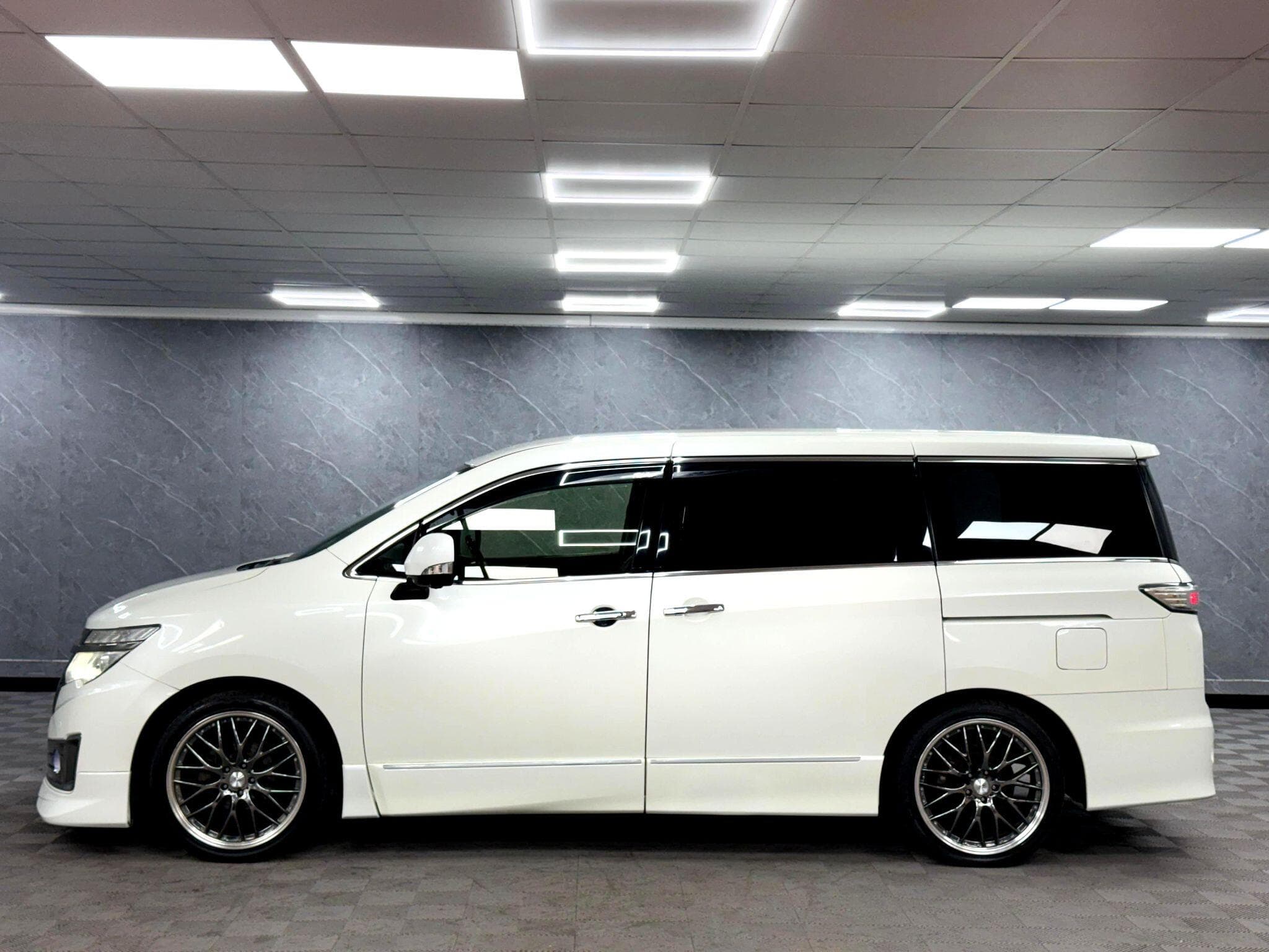 2014 Nissan Elgrand - Thumbnail 29