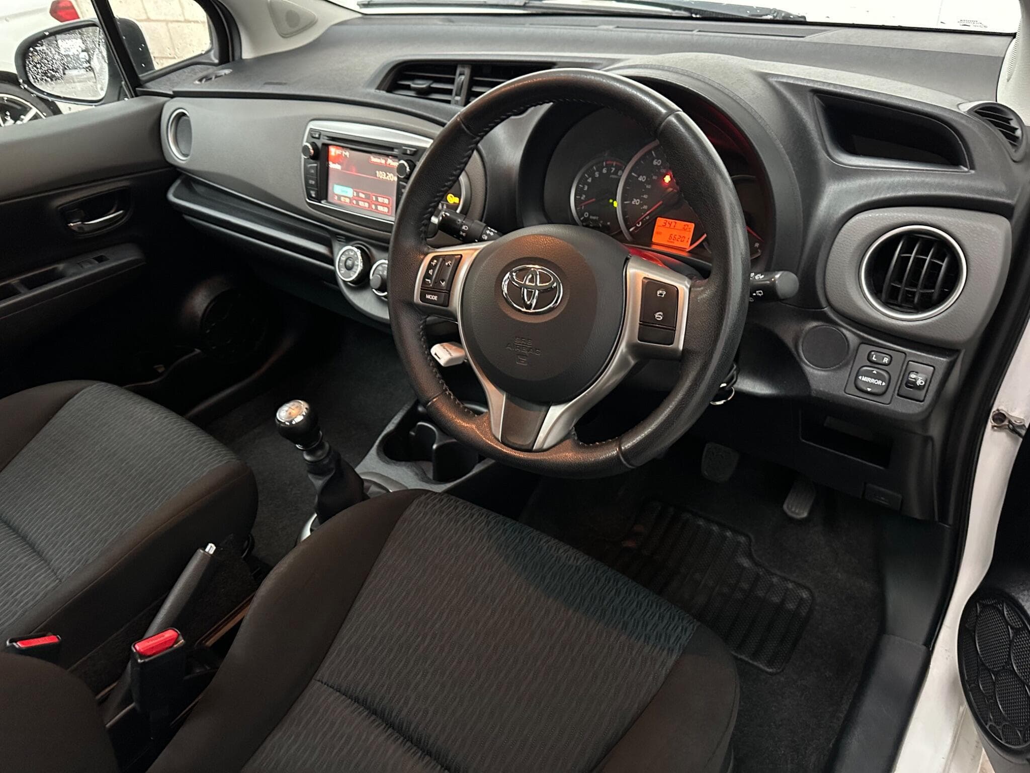 2011 Toyota Yaris - Thumbnail 4