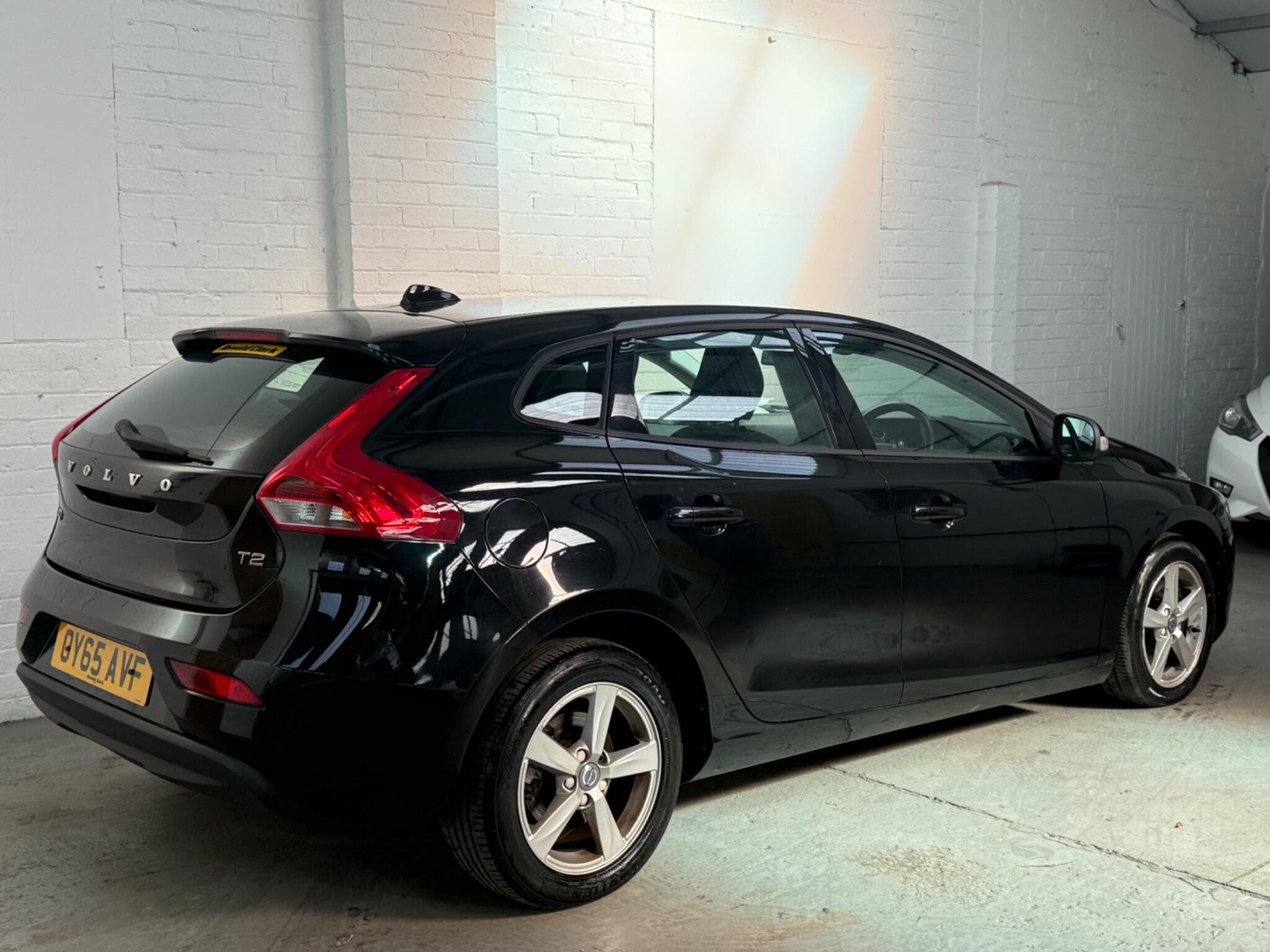2015 Volvo V40 - Thumbnail 9