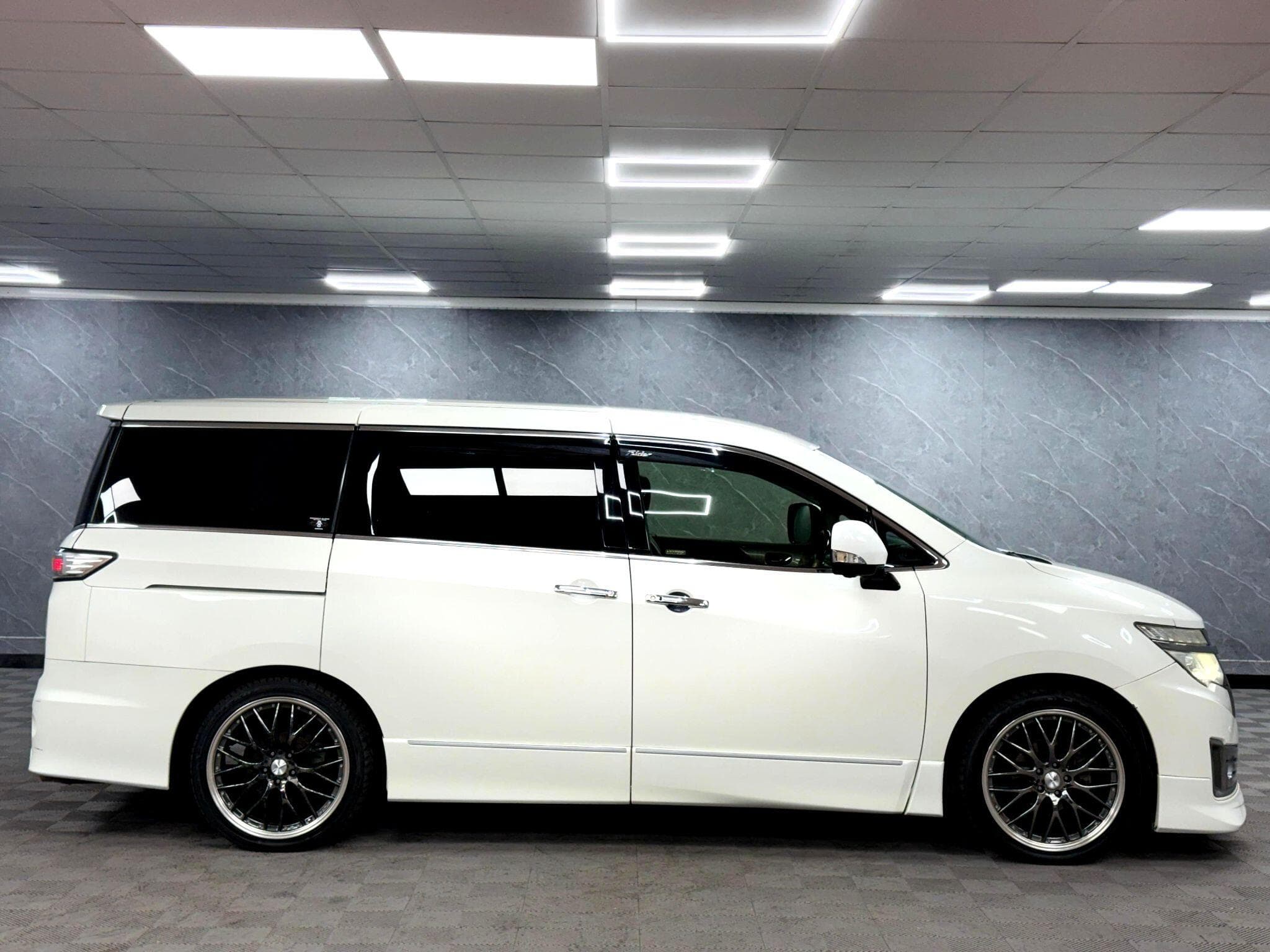 2014 Nissan Elgrand - Thumbnail 33