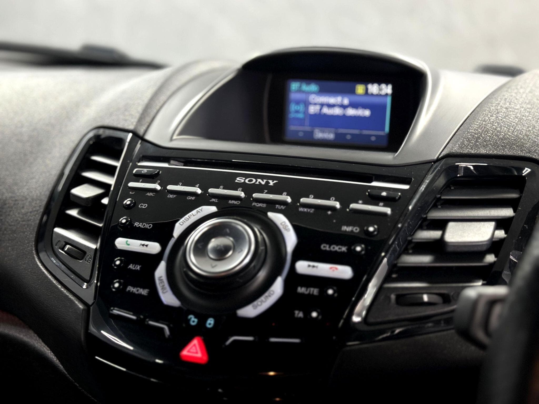 2013 Ford Fiesta - Thumbnail 22