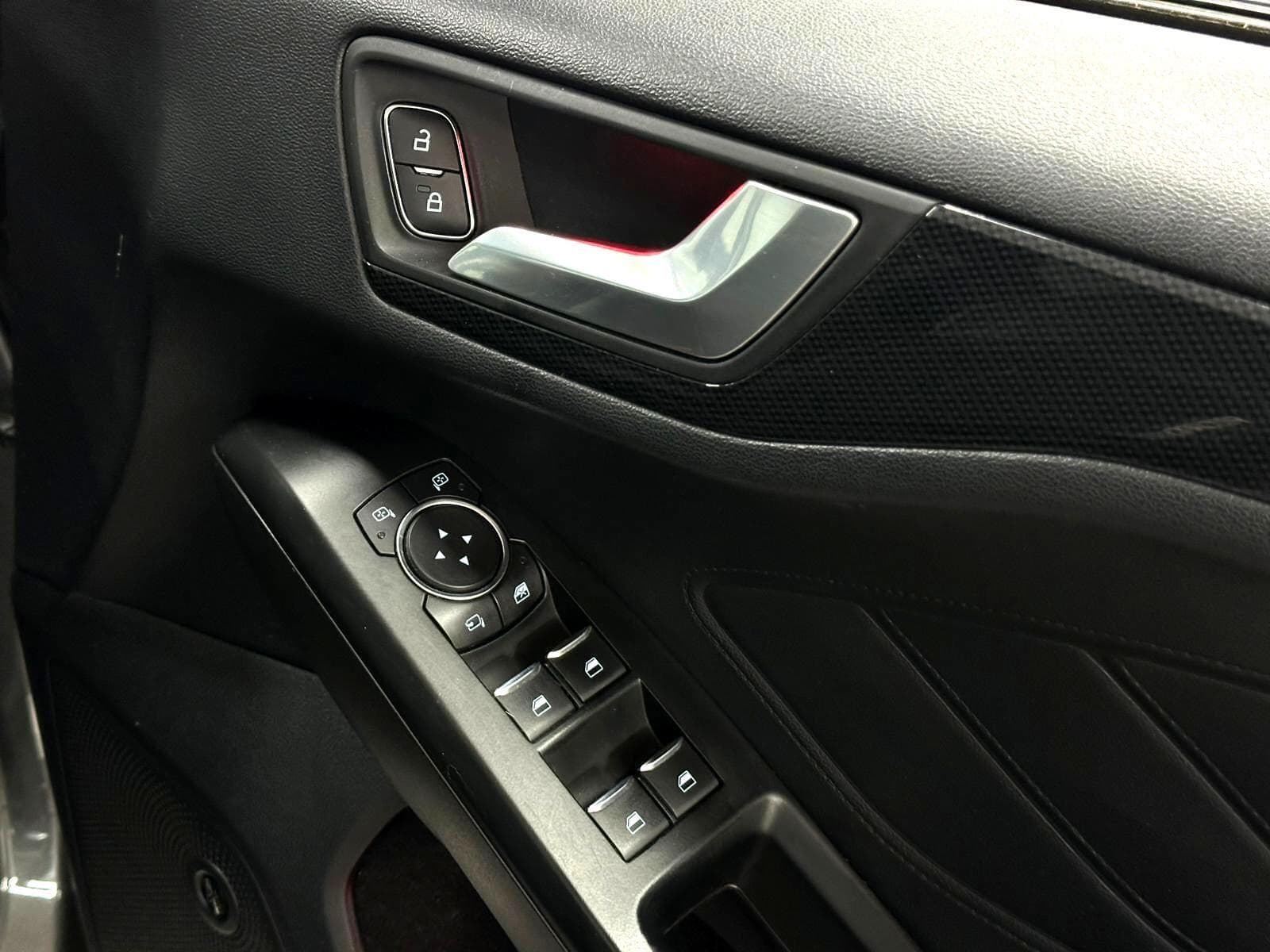 2020 Ford Focus - Thumbnail 28