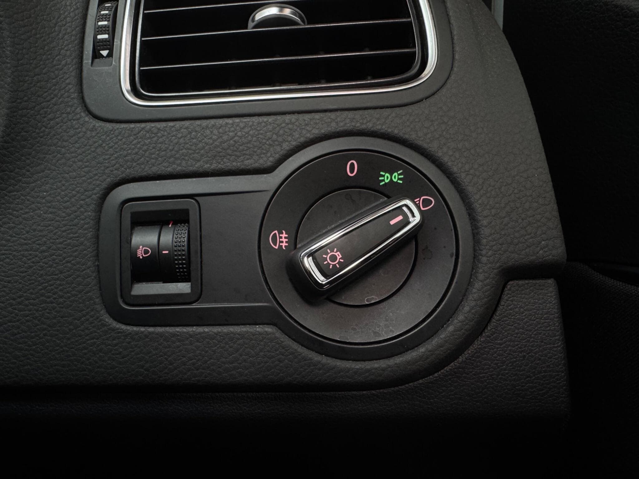 2015 Volkswagen Polo - Thumbnail 19
