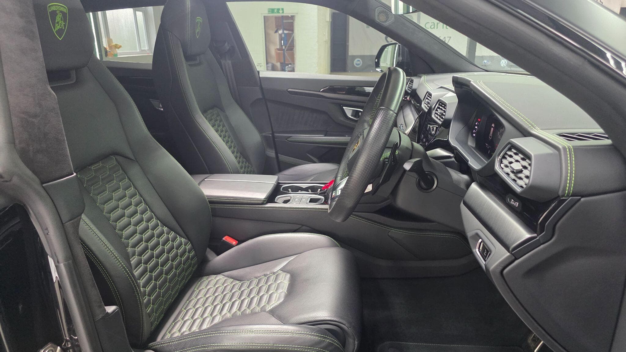 2021 Lamborghini Urus - Thumbnail 31