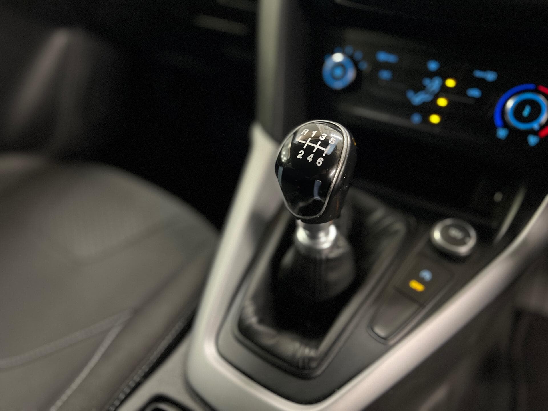 2017 Ford Focus - Thumbnail 38