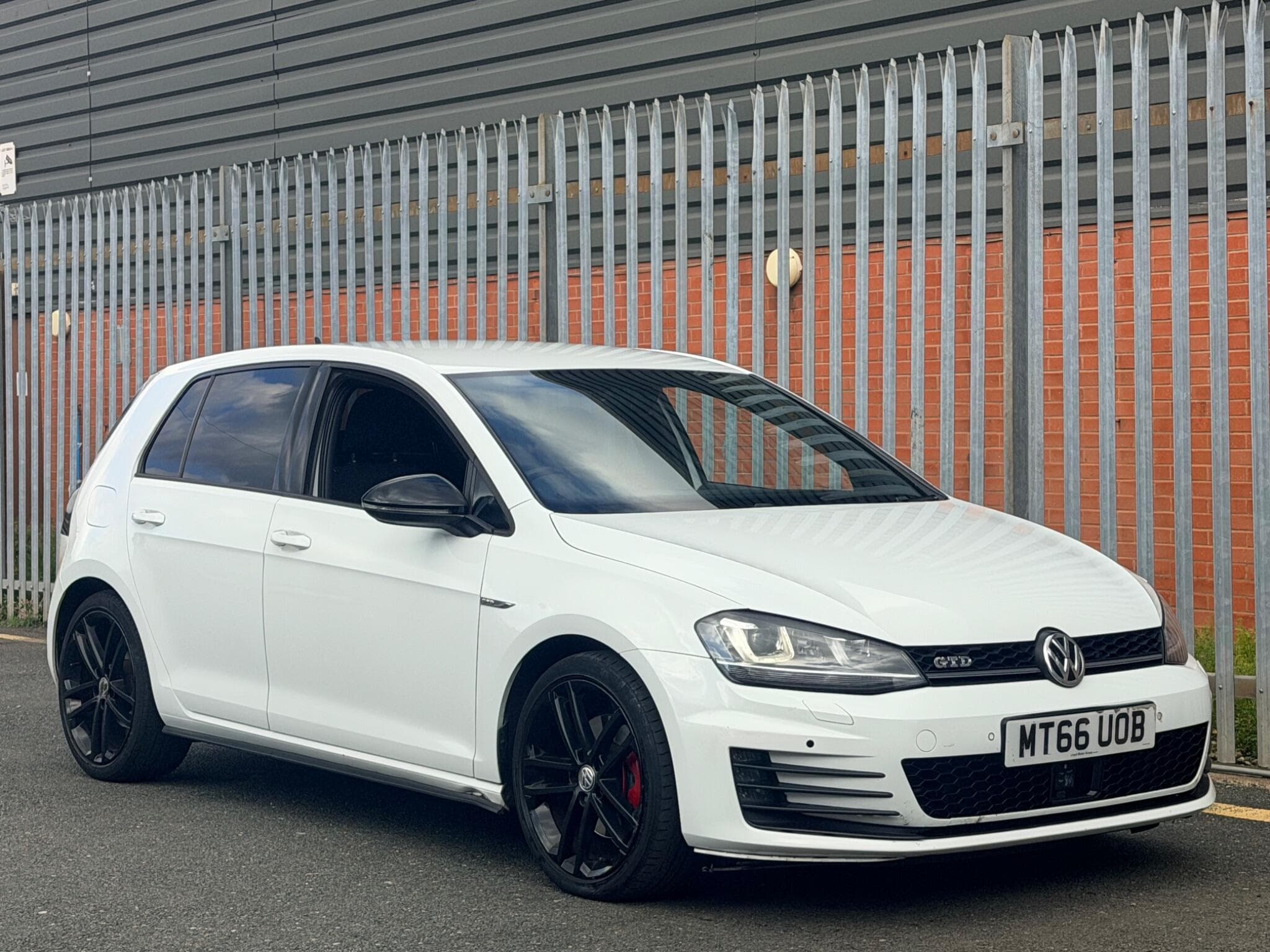 2016 Volkswagen Golf - Main