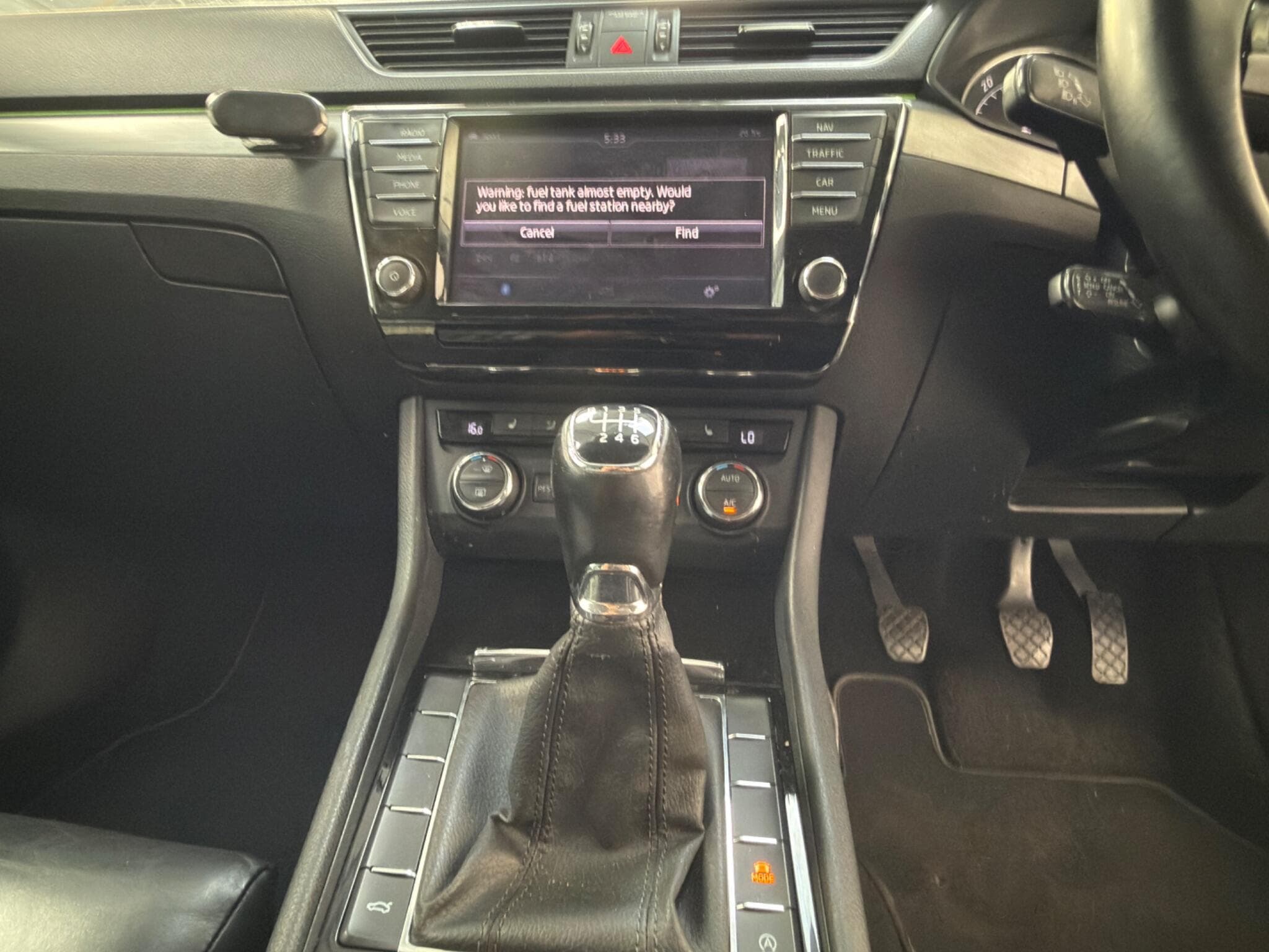 2016 Skoda Superb - Thumbnail 23