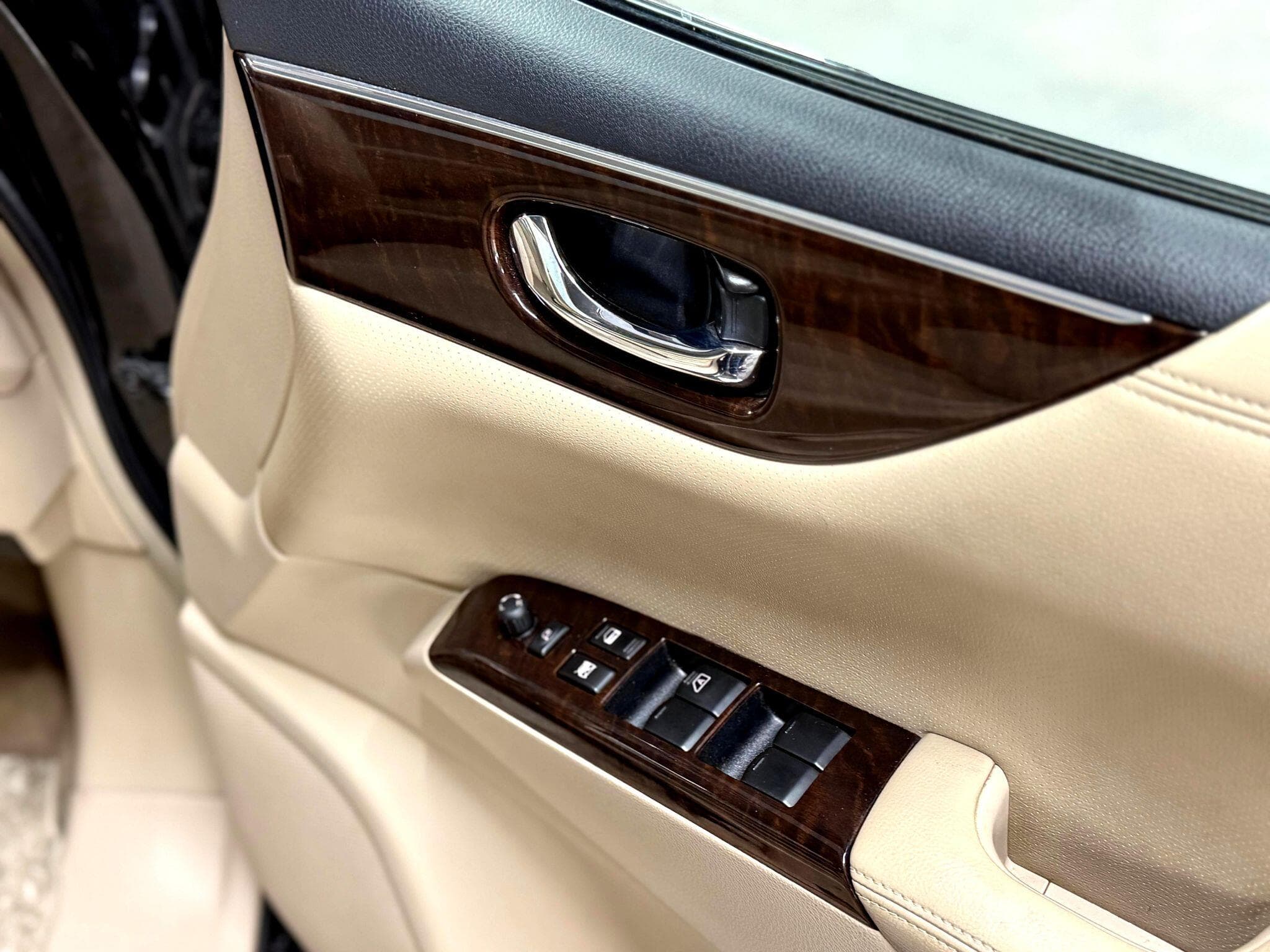 2011 Nissan Elgrand - Thumbnail 24