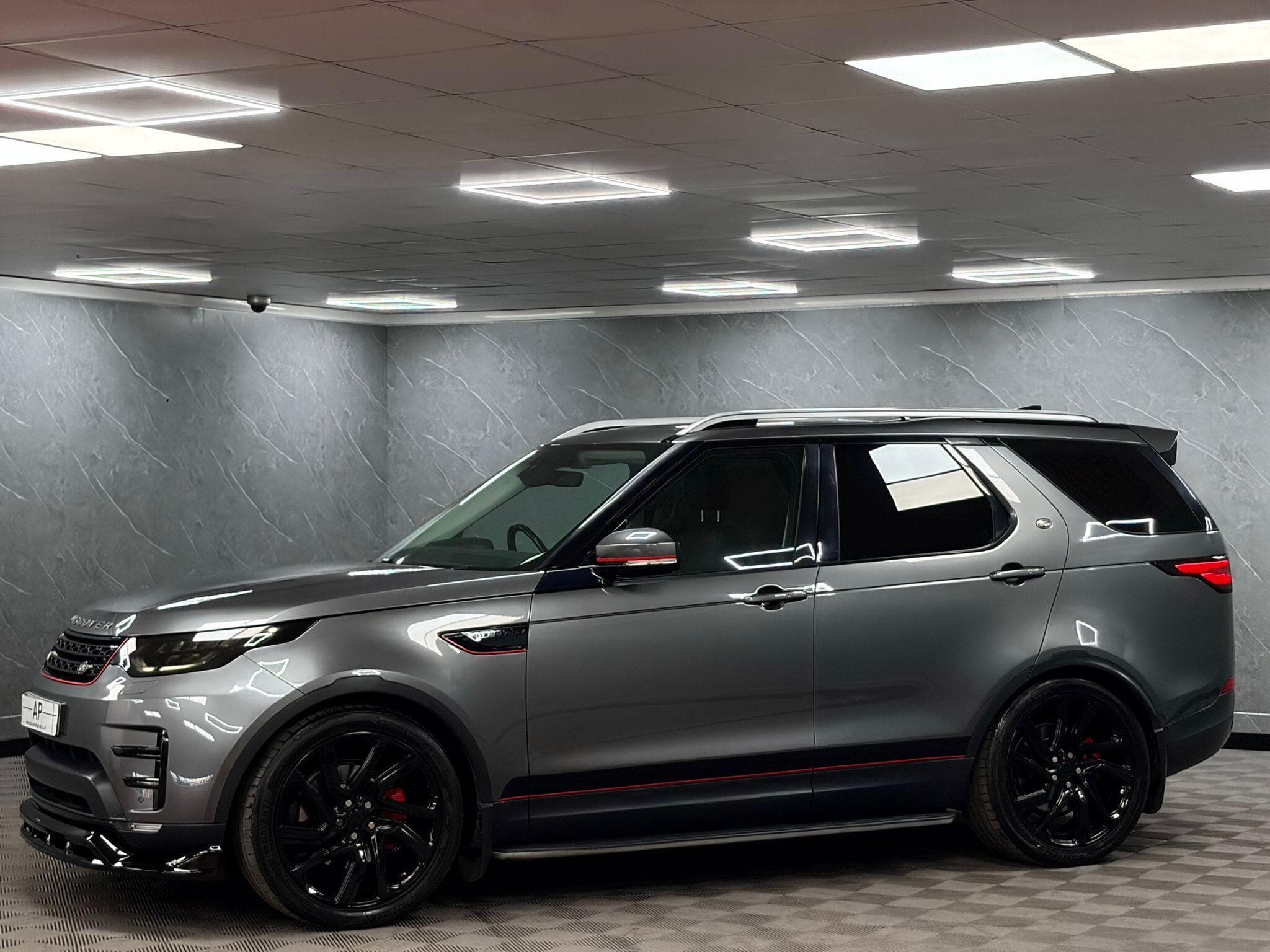 2017 Land Rover Discovery - Thumbnail 2