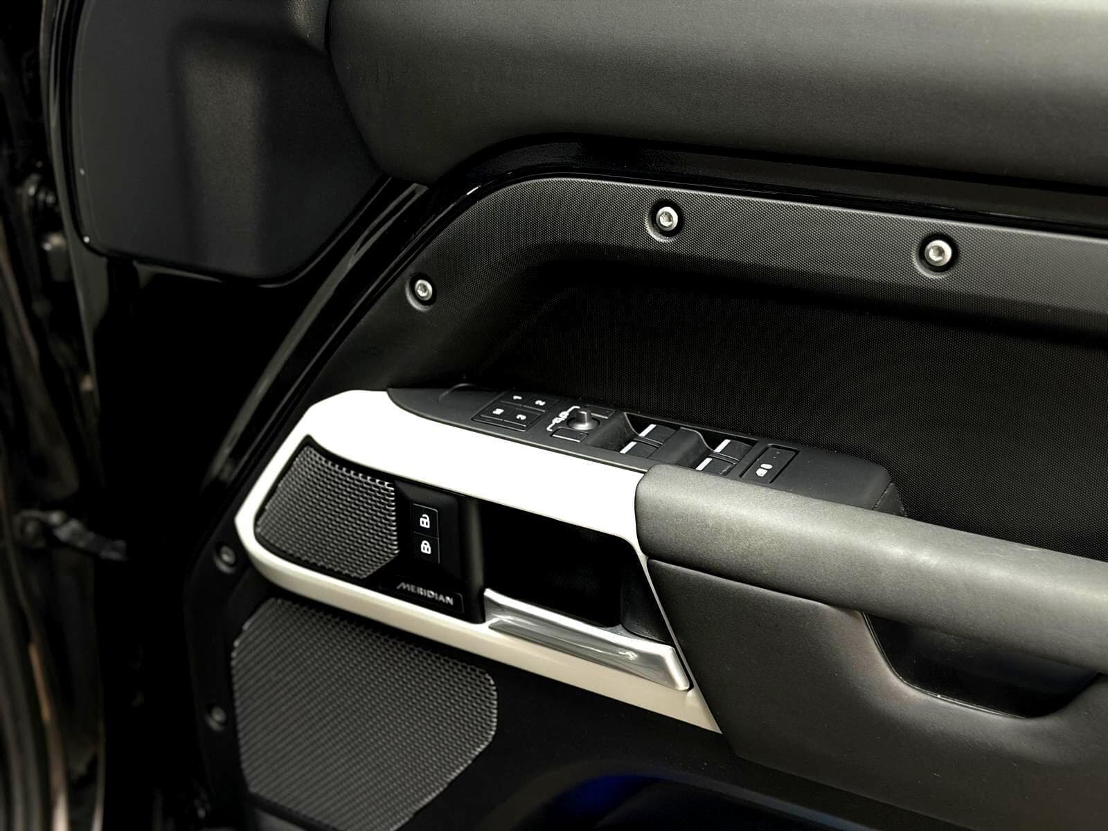 2024 Land Rover Defender 110 - Thumbnail 32