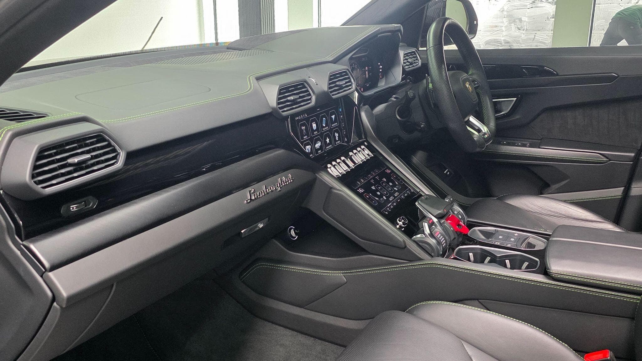 2021 Lamborghini Urus - Thumbnail 40