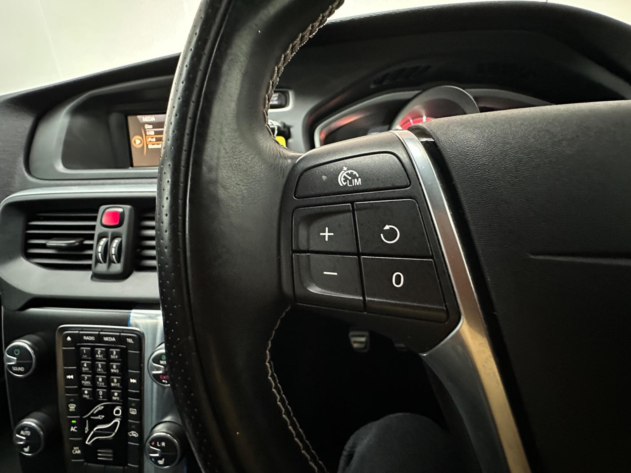 2015 Volvo V40 - Thumbnail 17