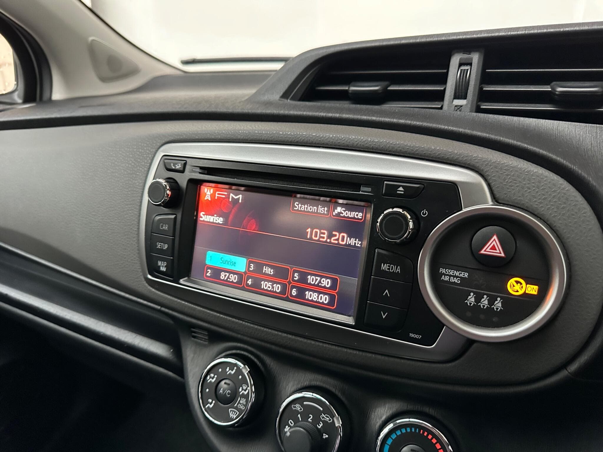 2011 Toyota Yaris - Thumbnail 11