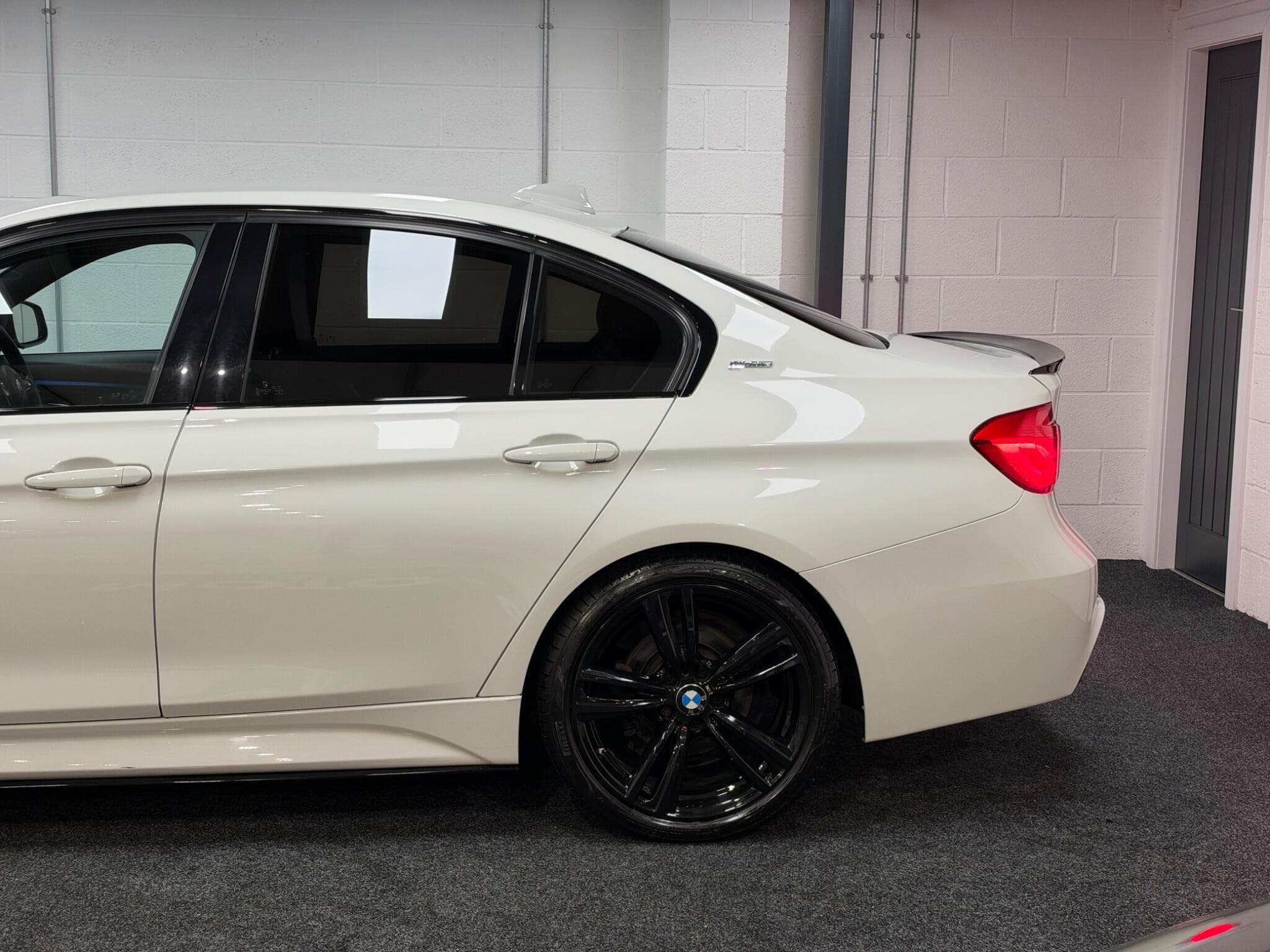 2017 BMW 3 Series - Thumbnail 43