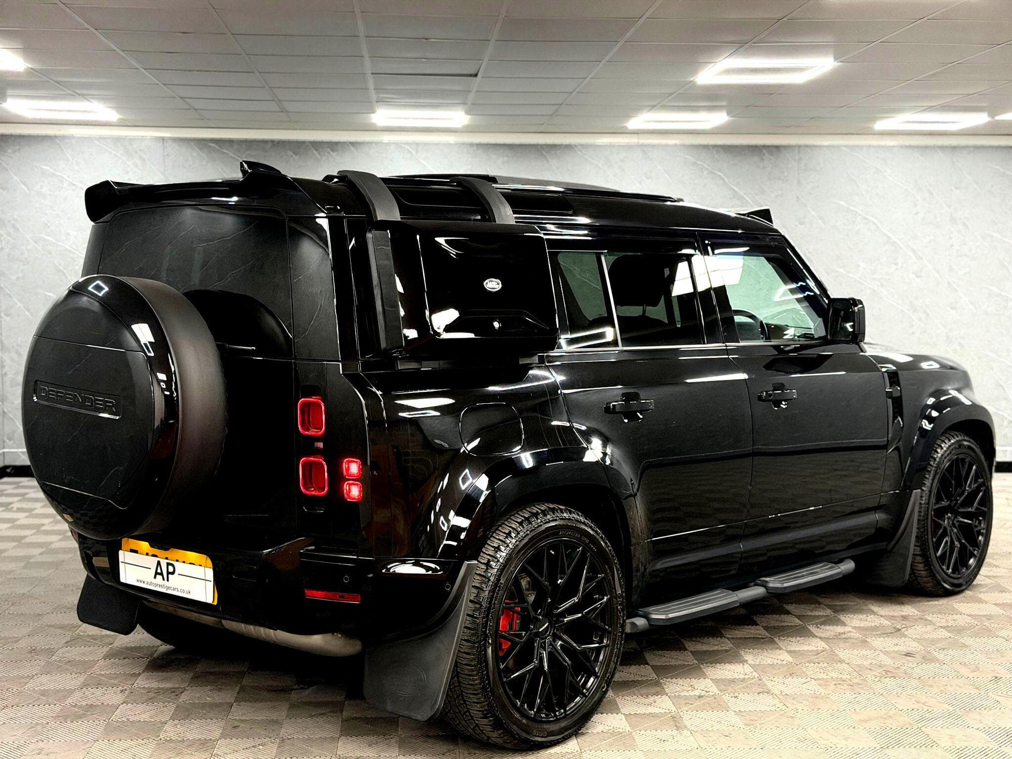 2024 Land Rover Defender 110 - Thumbnail 28