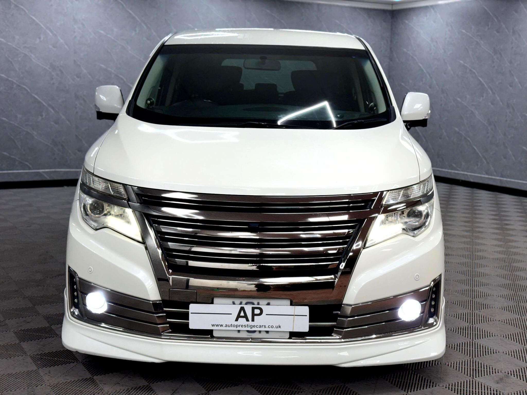 2014 Nissan Elgrand - Thumbnail 3