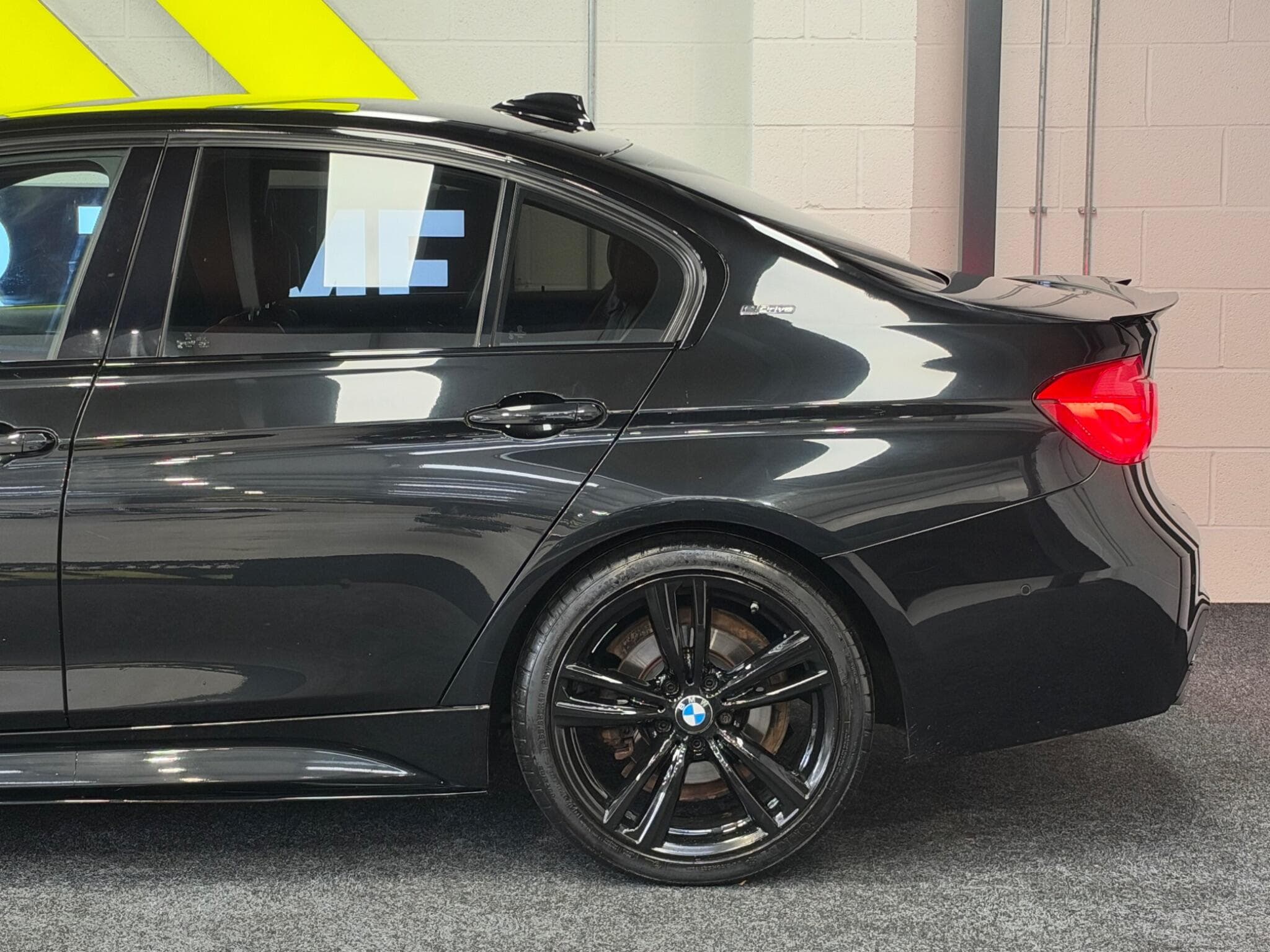 2017 BMW 3 Series - Thumbnail 3