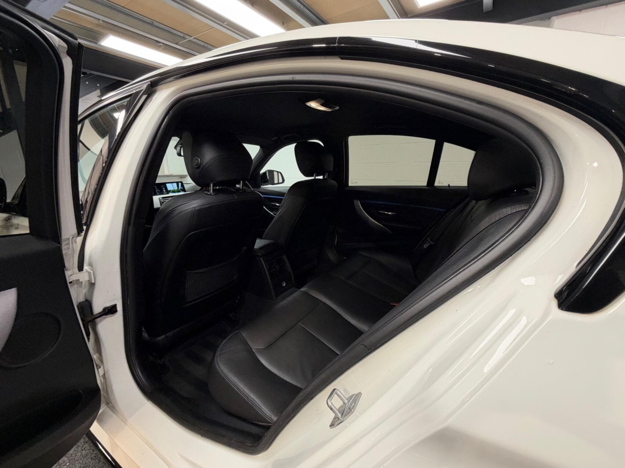 2017 BMW 3 Series - Thumbnail 21