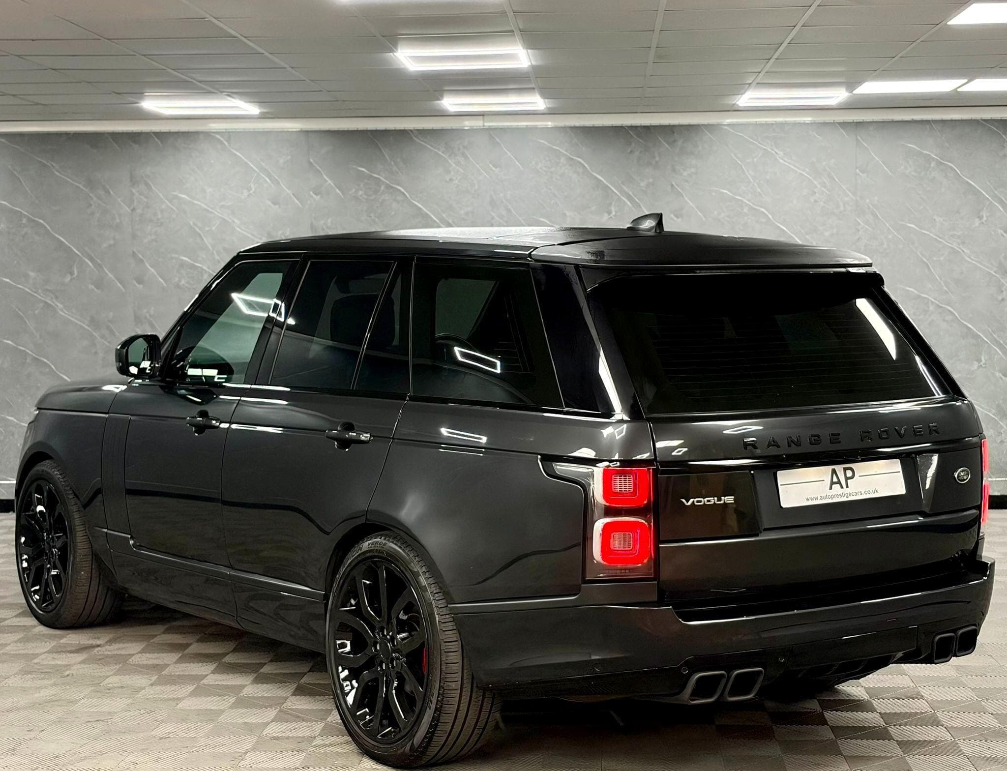 2018 Land Rover Range Rover - Thumbnail 14