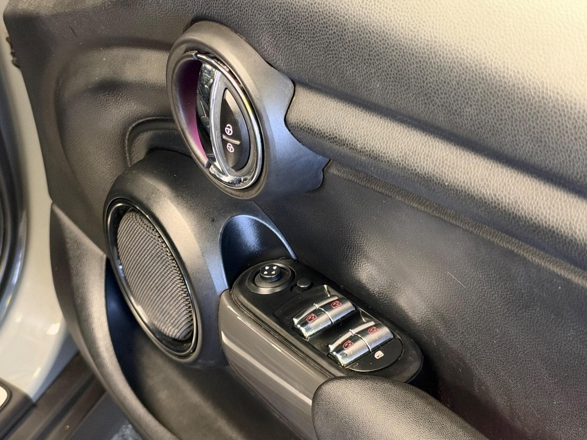 2016 MINI Hatch - Thumbnail 40