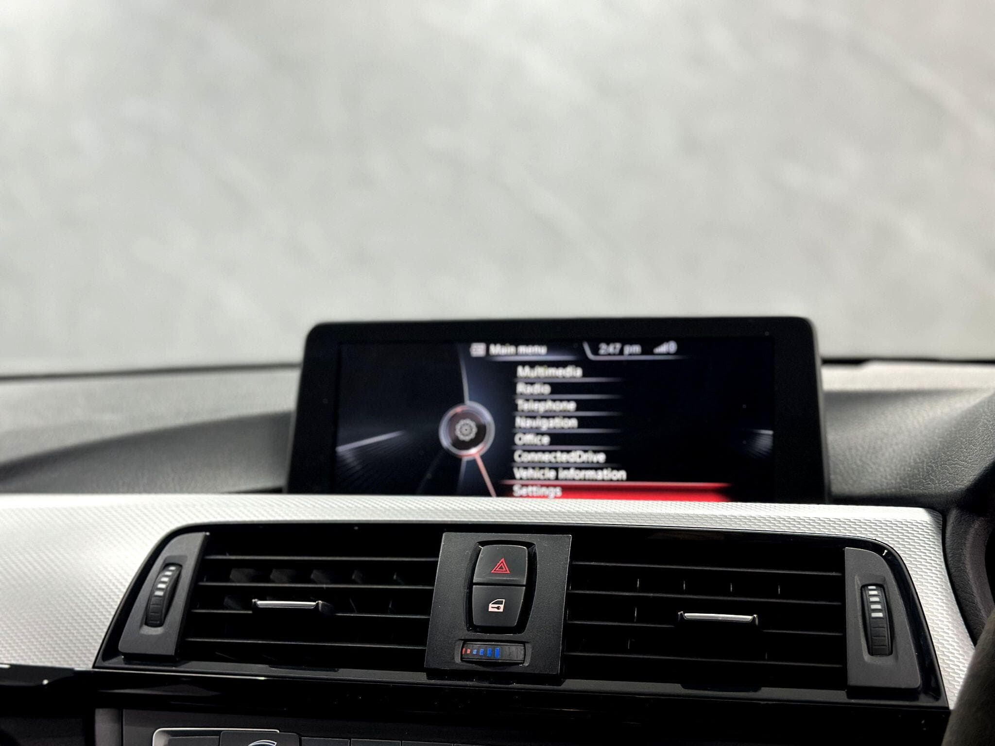 2015 BMW 3 Series - Thumbnail 38