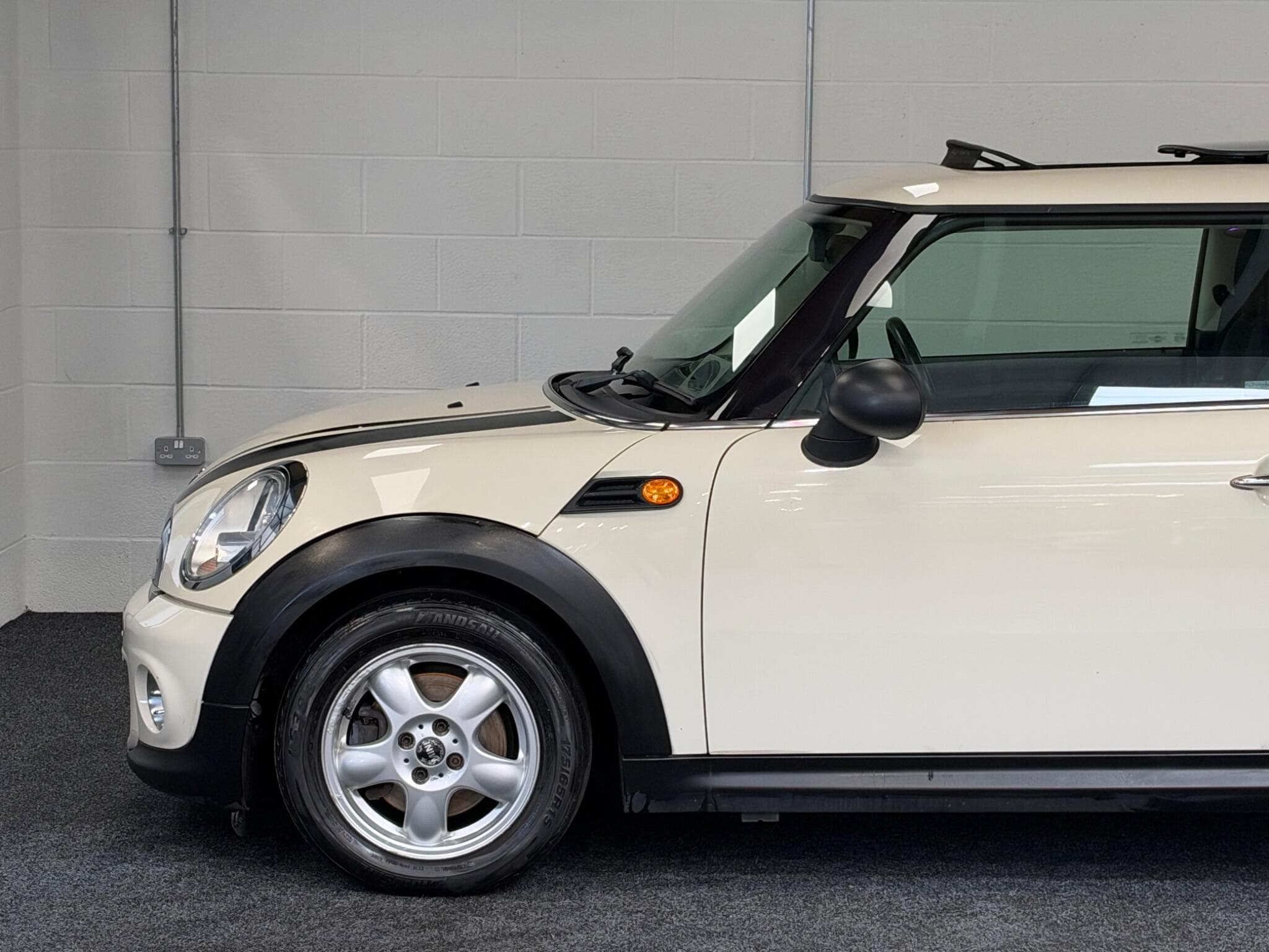 2011 MINI Hatch - Thumbnail 27