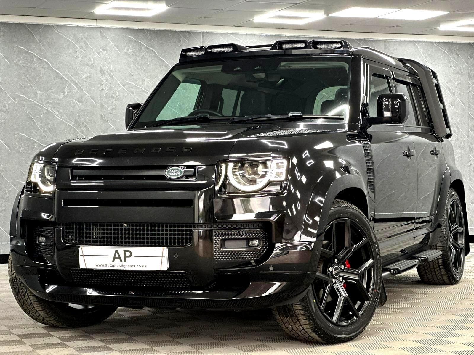 2025 Land Rover Defender 110 - Image 4