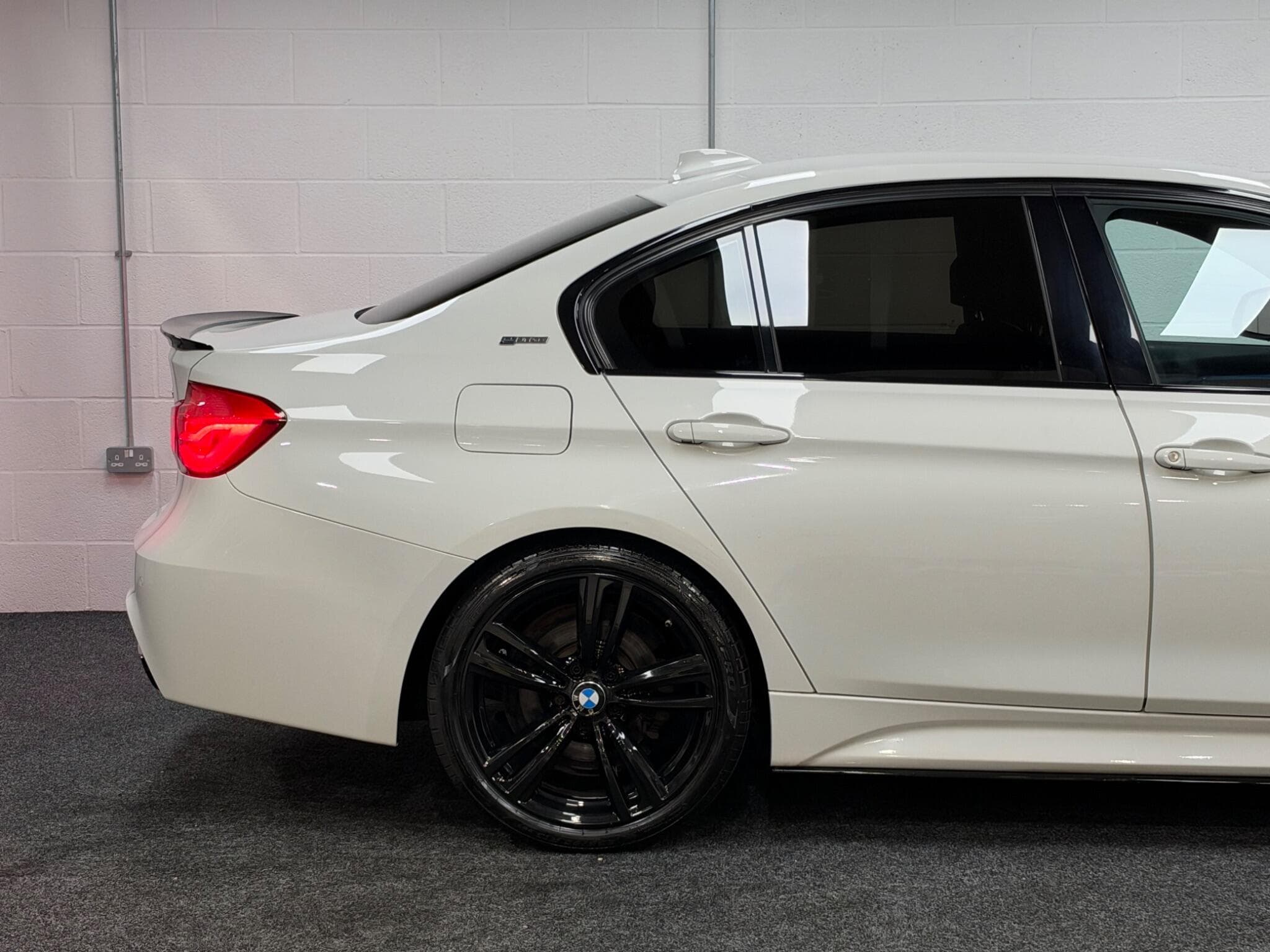 2017 BMW 3 Series - Thumbnail 46