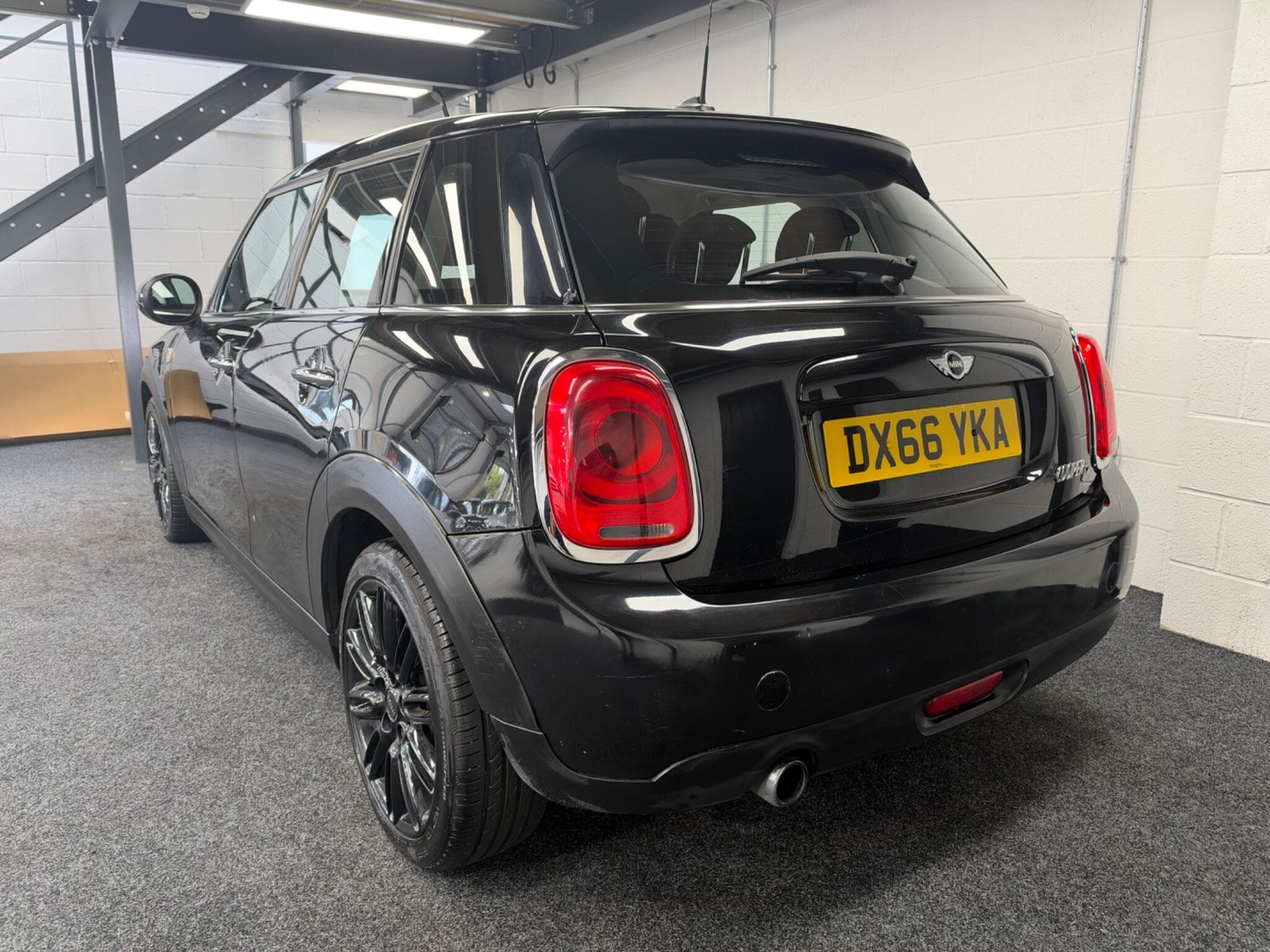 2016 MINI Hatch - Thumbnail 4