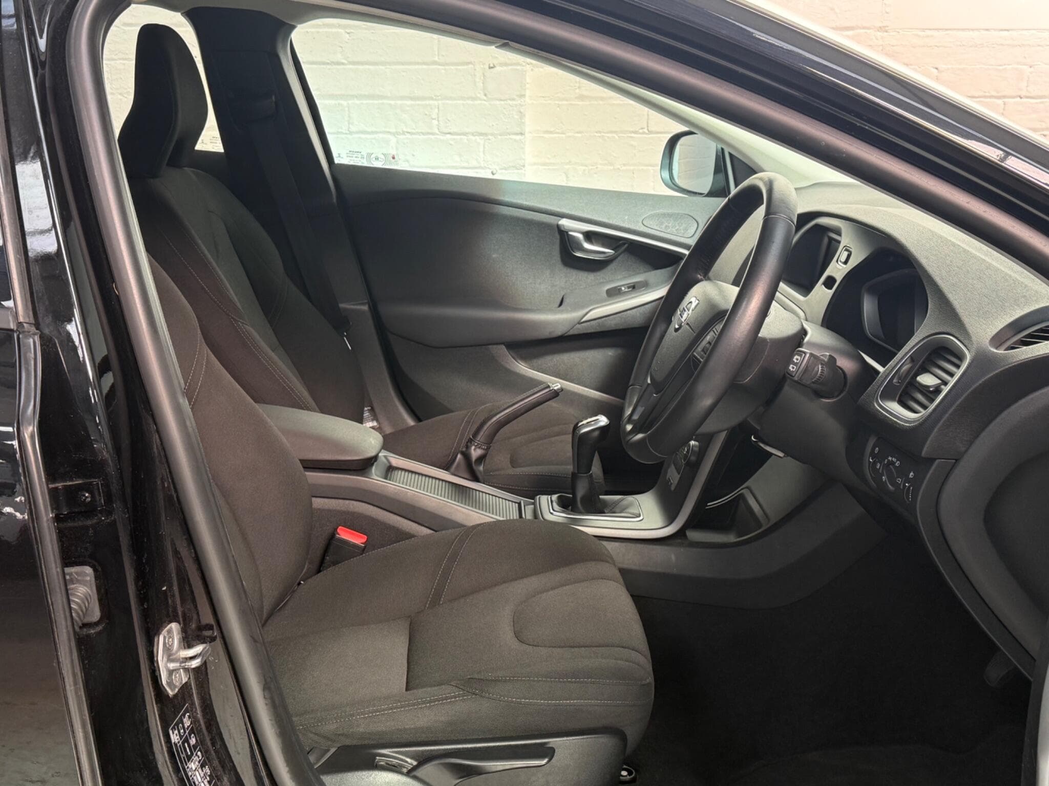 2015 Volvo V40 - Thumbnail 14