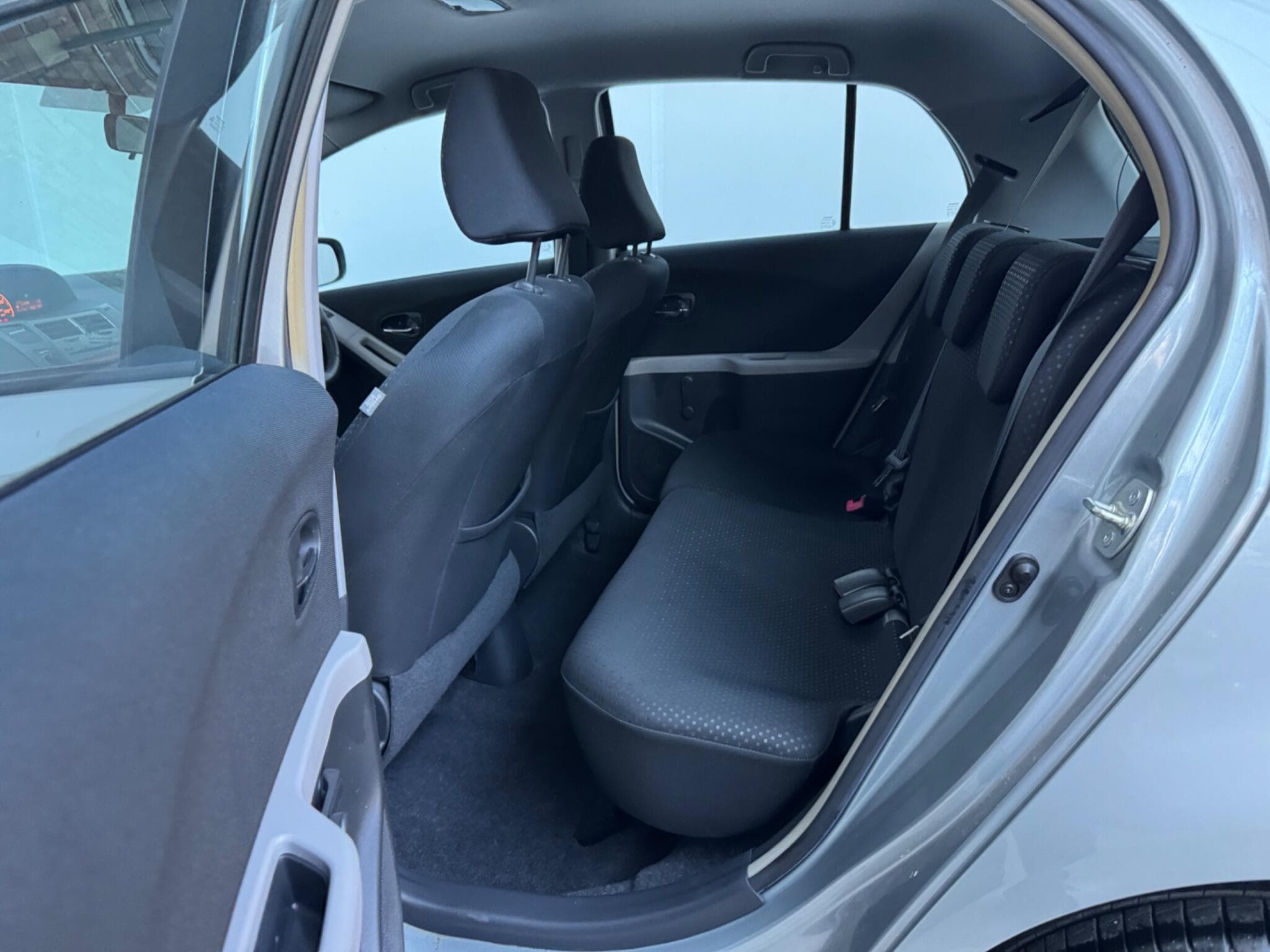2010 Toyota Yaris - Thumbnail 10
