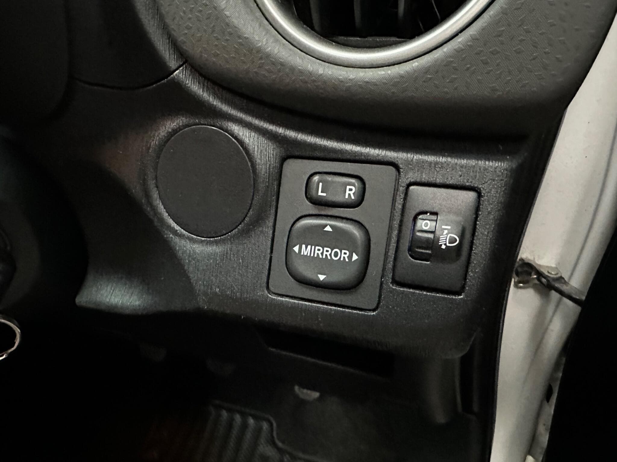 2011 Toyota Yaris - Thumbnail 15