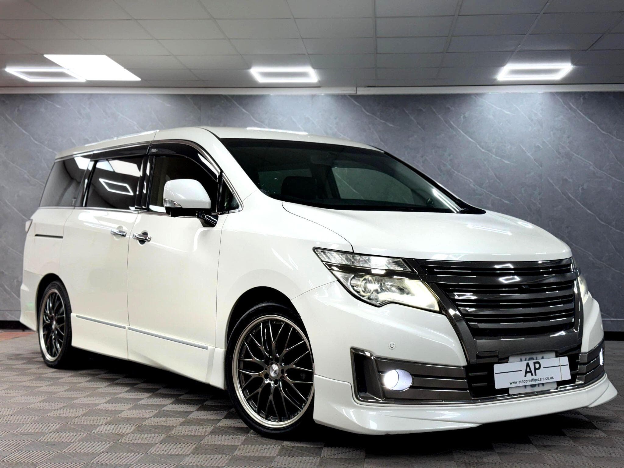 2014 Nissan Elgrand - Main