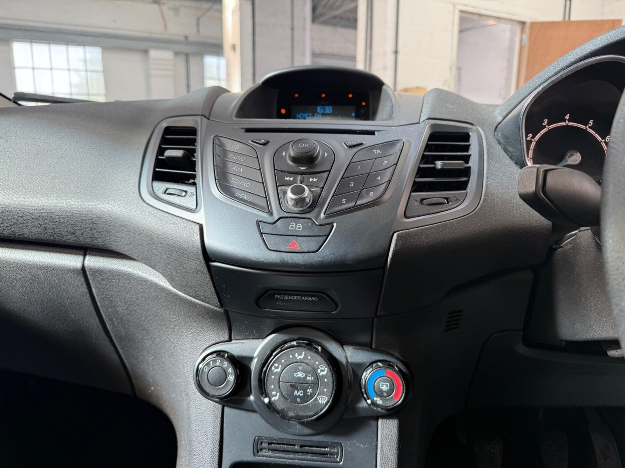2014 Ford Fiesta - Thumbnail 9