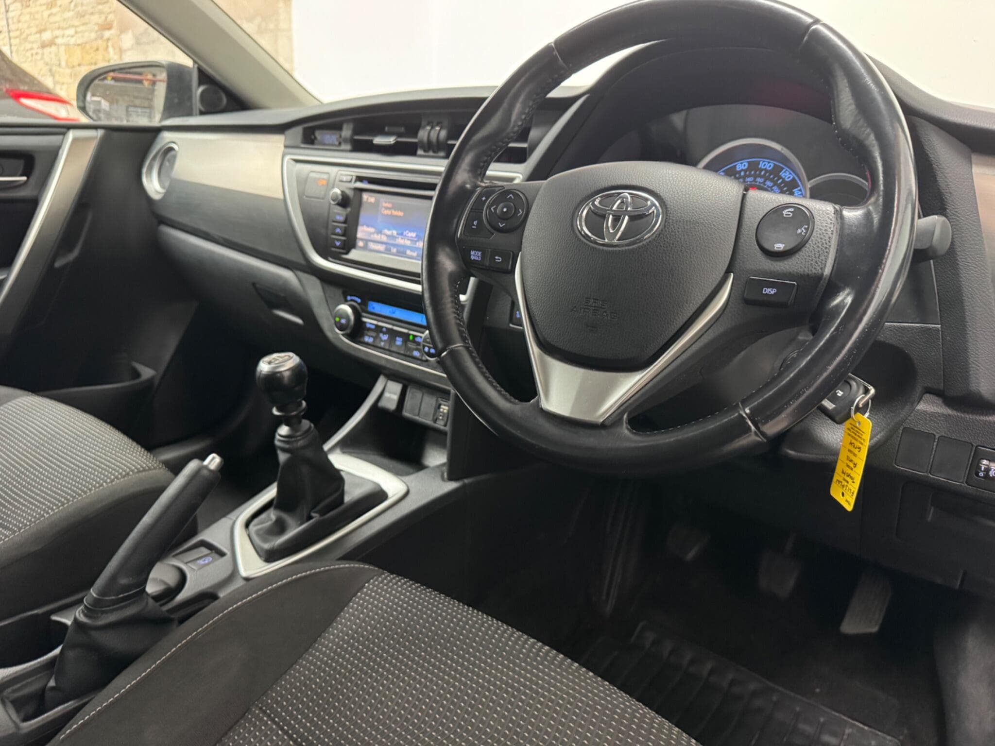 2015 Toyota Auris - Image 4