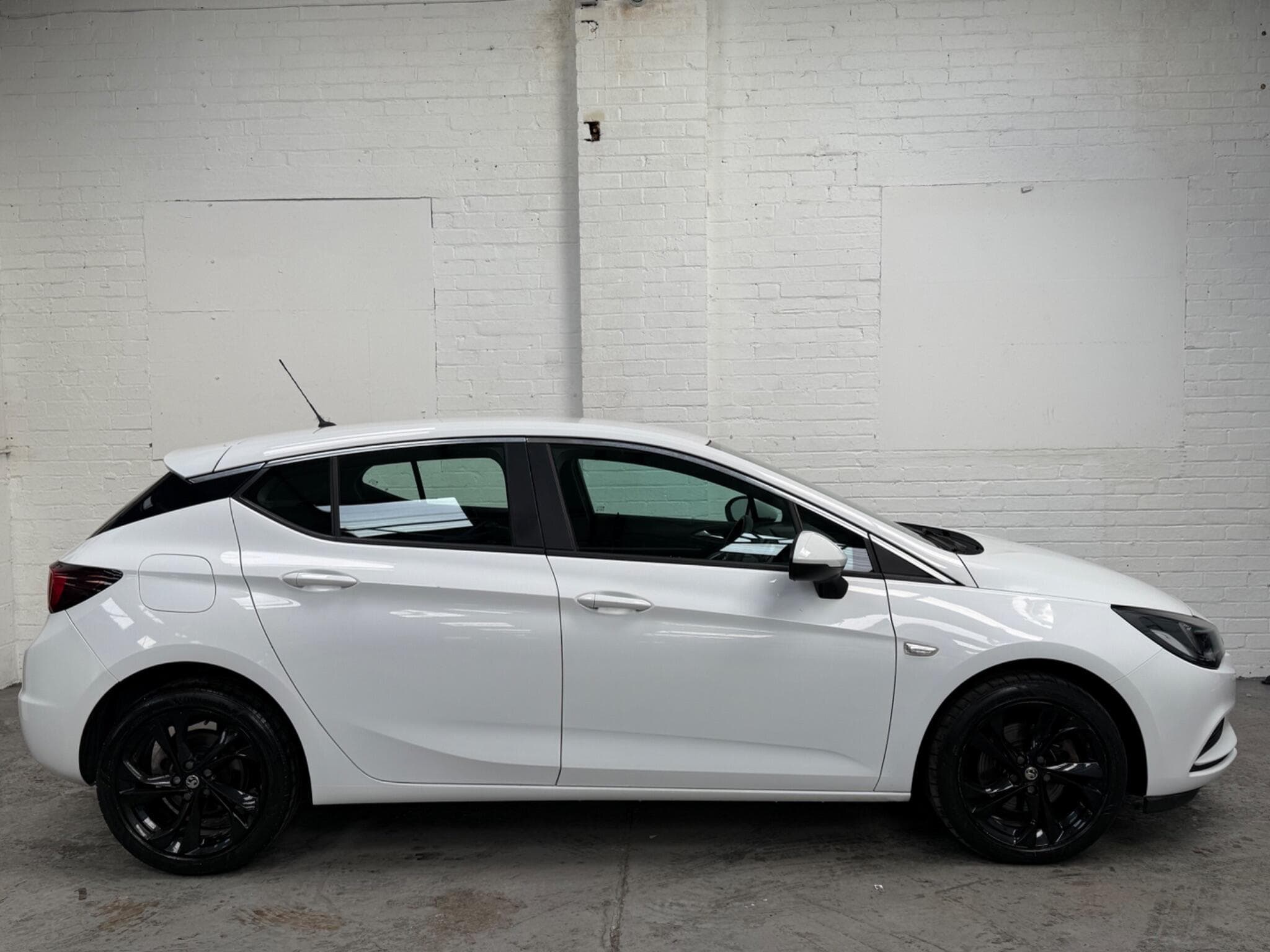 2016 Vauxhall Astra - Thumbnail 3