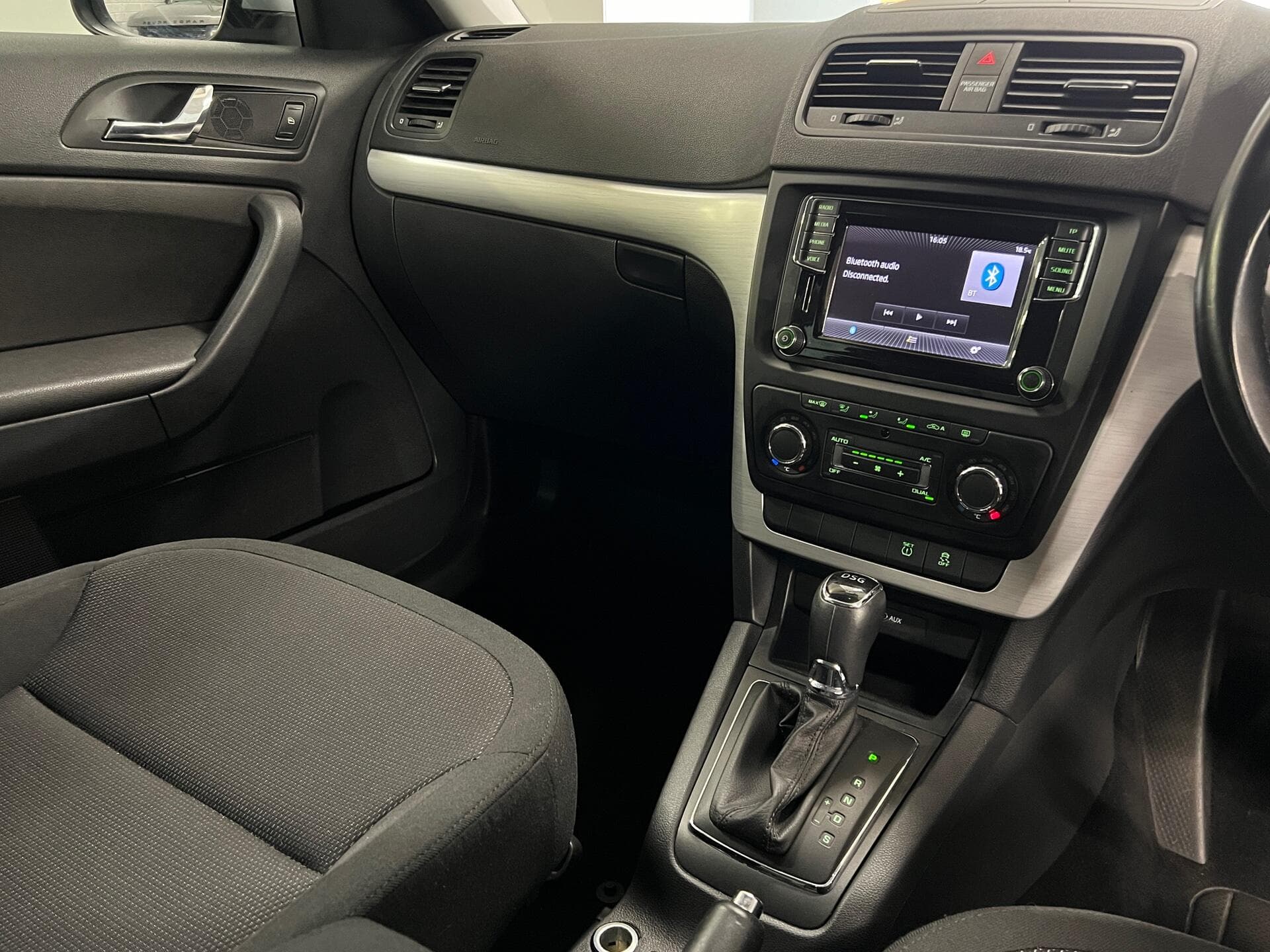 2015 Skoda Yeti - Thumbnail 38