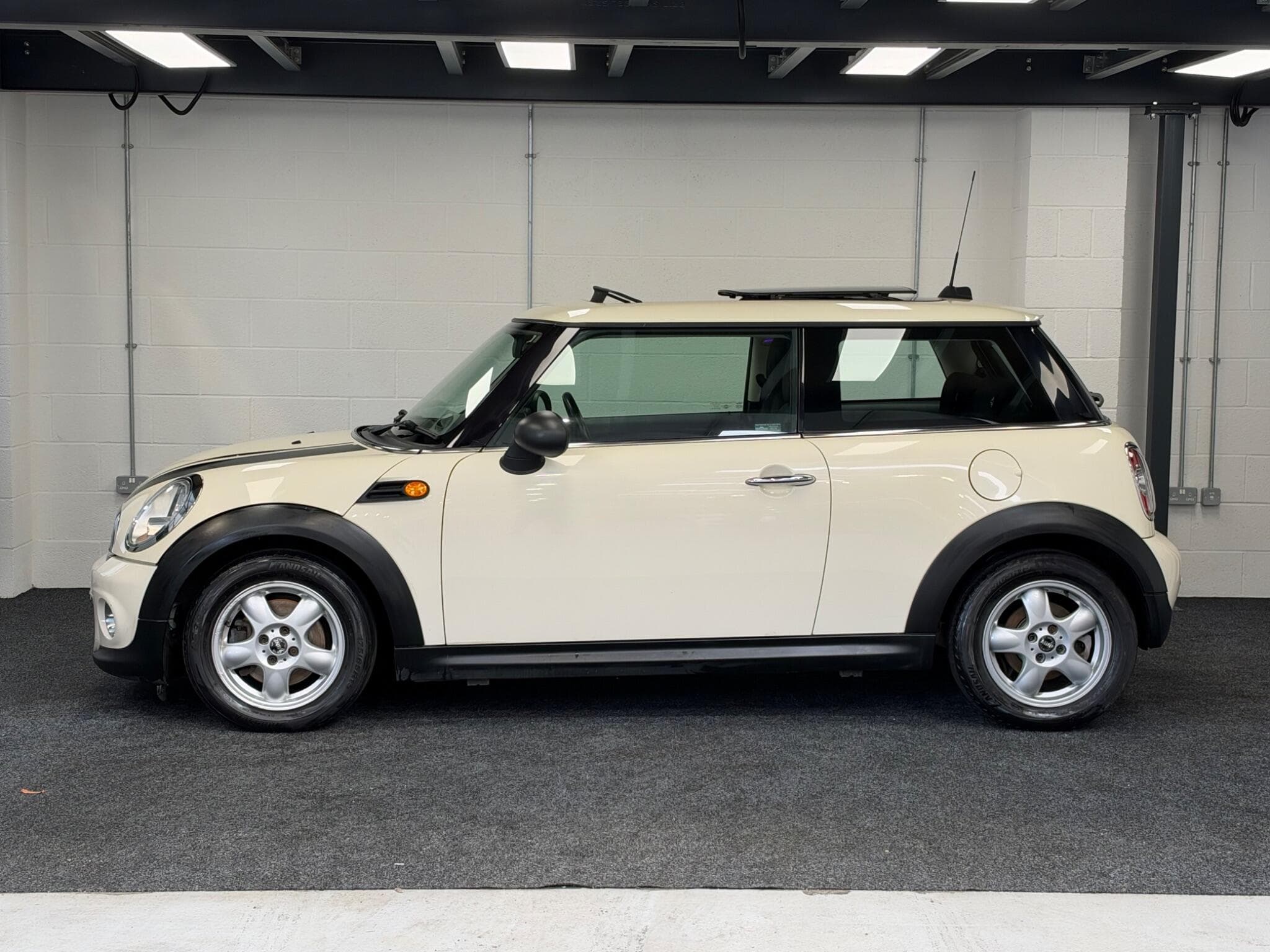 2011 MINI Hatch - Thumbnail 7