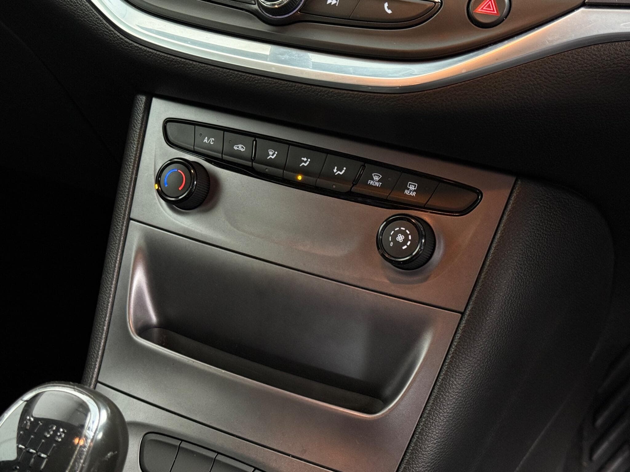 2016 Vauxhall Astra - Thumbnail 25