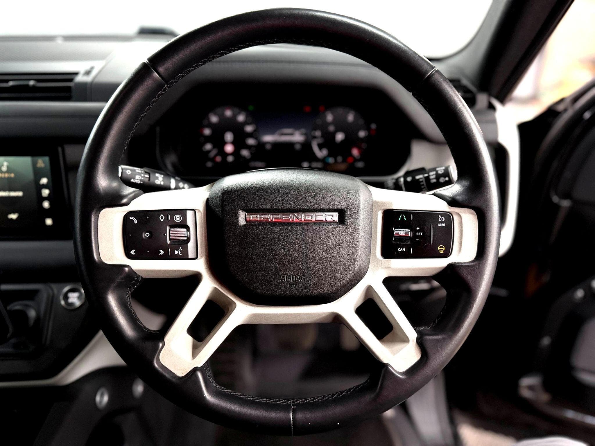 2024 Land Rover Defender 110 - Thumbnail 38