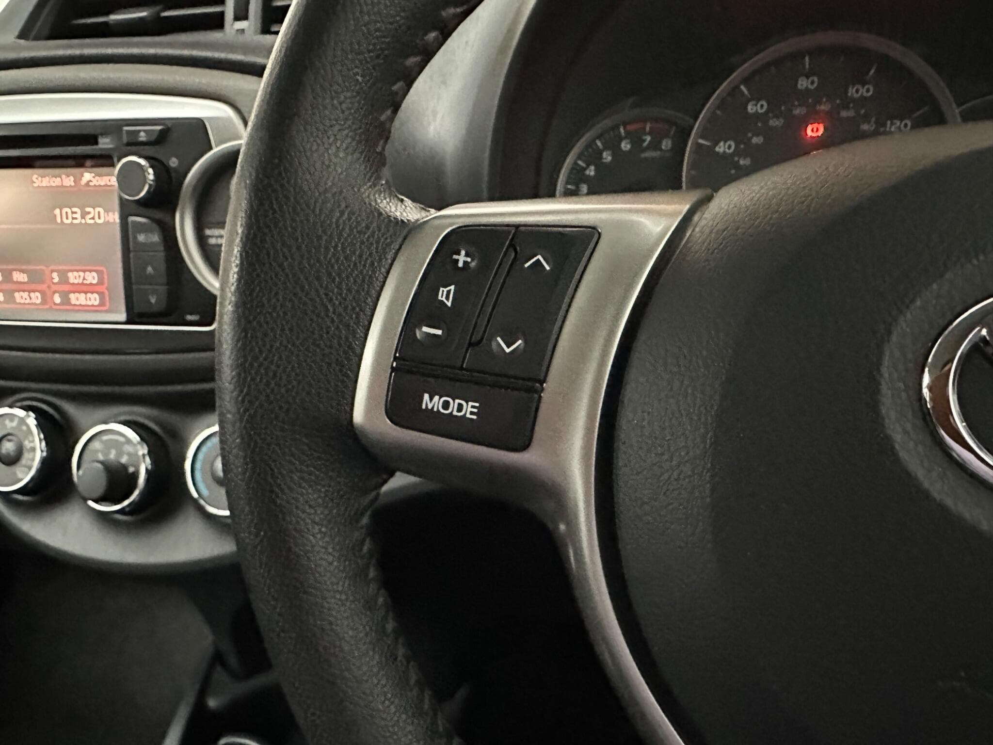 2011 Toyota Yaris - Thumbnail 13