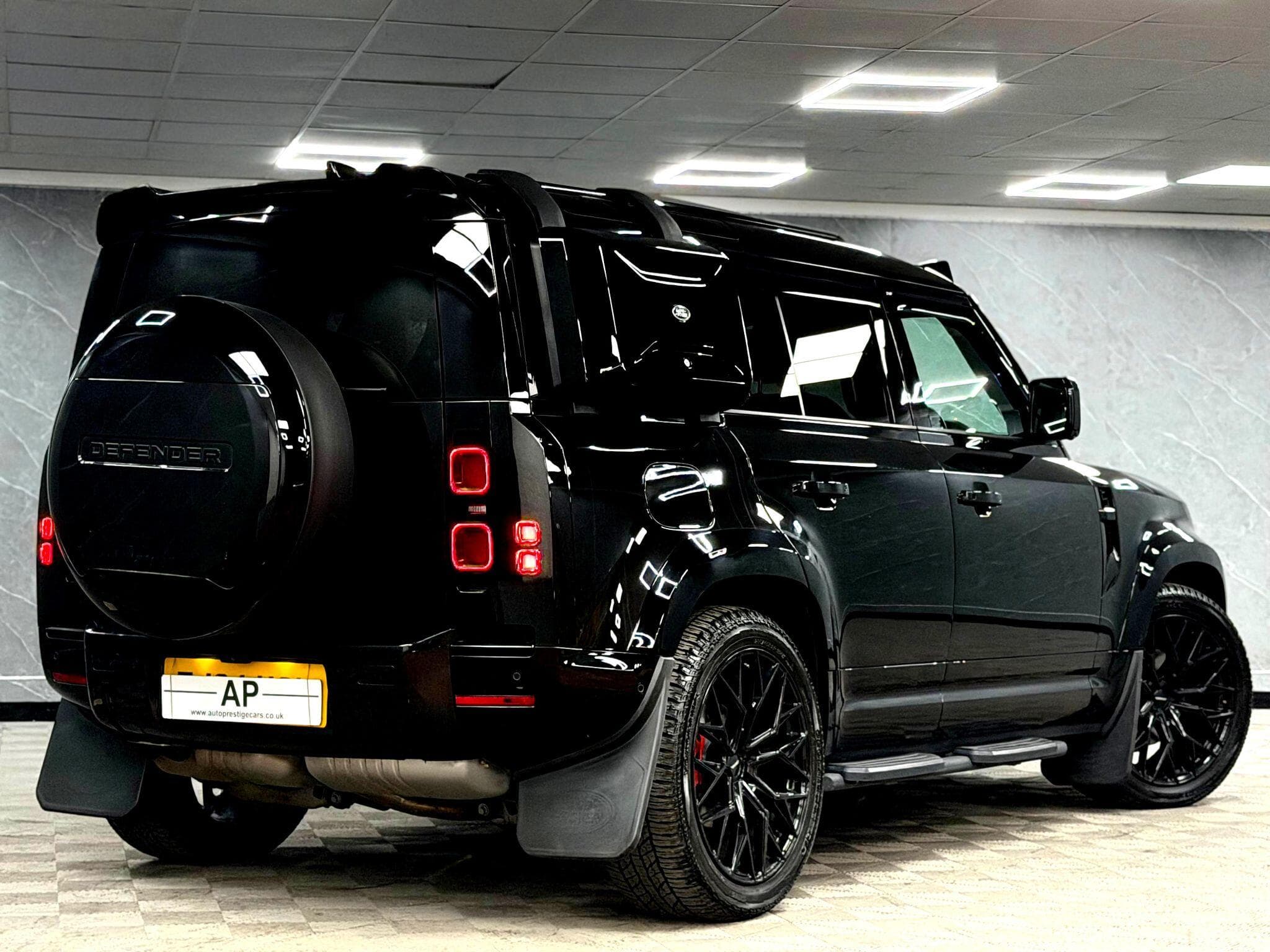 2024 Land Rover Defender 110 - Thumbnail 25
