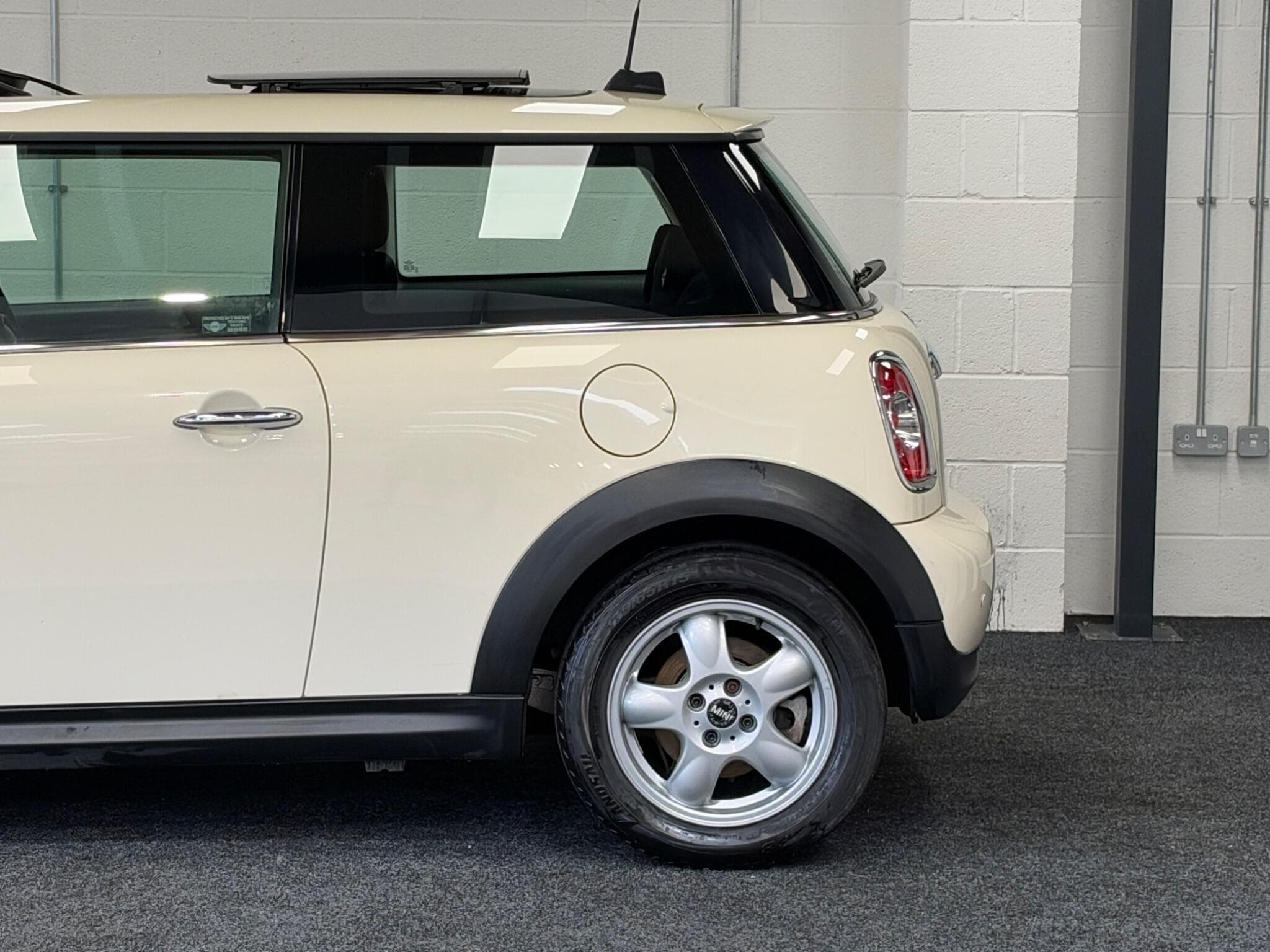 2011 MINI Hatch - Thumbnail 28
